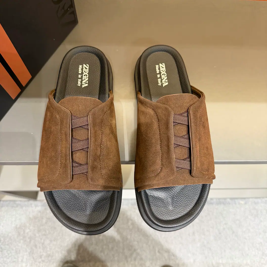 ZEGNAJenya. Latest Men's leisure. Shoes. Shoes. Acupuncture shoes., - Slippers bed., The shoe bed is a double-pack with a calf skin., The shoes are on the sidewalk to see the Jenya logo., - I'm wearing a pair of shoes., And they can be captured while they're out there., It's easy to wear.. The foot is very proficient. Send a cabinet for fine packaging Codes38-46