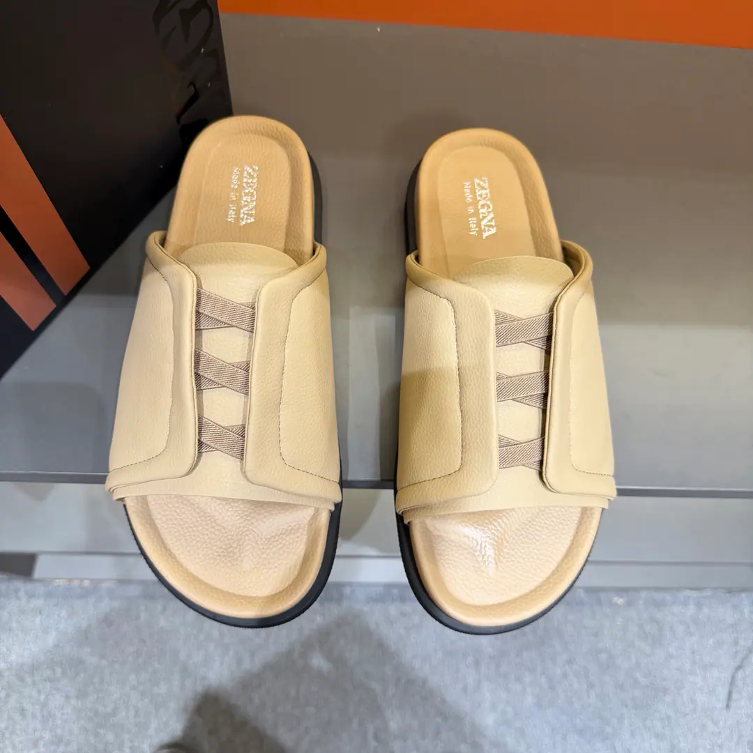 ZEGNAJenya. Latest Men's leisure. Shoes. Shoes. Acupuncture shoes., - Slippers bed., The shoe bed is a double-pack with a calf skin., The shoes are on the sidewalk to see the Jenya logo., - I'm wearing a pair of shoes., And they can be captured while they're out there., It's easy to wear.. The foot is very proficient. Send a cabinet for fine packaging Codes38-46