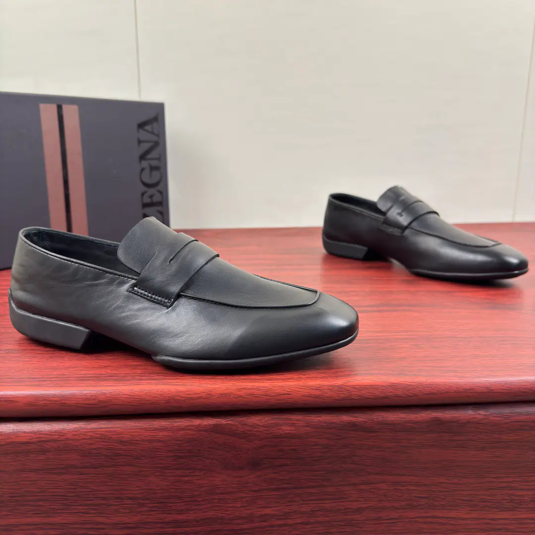 Zegna Jenya. A man's new money.MocassinLeFlell Shoes. Leather and leisure shoes.！ This sectionMocassin LeFoo shoes represent the evolution of the Italian craftsmanship.--Born in Italy., Re-evolve with contemporary techniques, It's from tradition., Born for process., Infusing the spirit of Italian aesthetics into every detail.. Selection of quality light leather, In the skin of a delicate, comfortable bovine., You can put your foot on a strap., The staircase of the shoe., No stockings., It's a sign of the kind of elegant Italian way of life that is not laborious.！All-packed leather-made baggy shoes., Invisible sewn off the shoe face and thick sews the rubber patch on the soles of the shoe., Classic., And it's so cozy., Full package, It's highly recommended.！ Size: 39-40-41-42-43-44Skins size.（Customable38.45.46） The cargo.: 260427 Black leather.