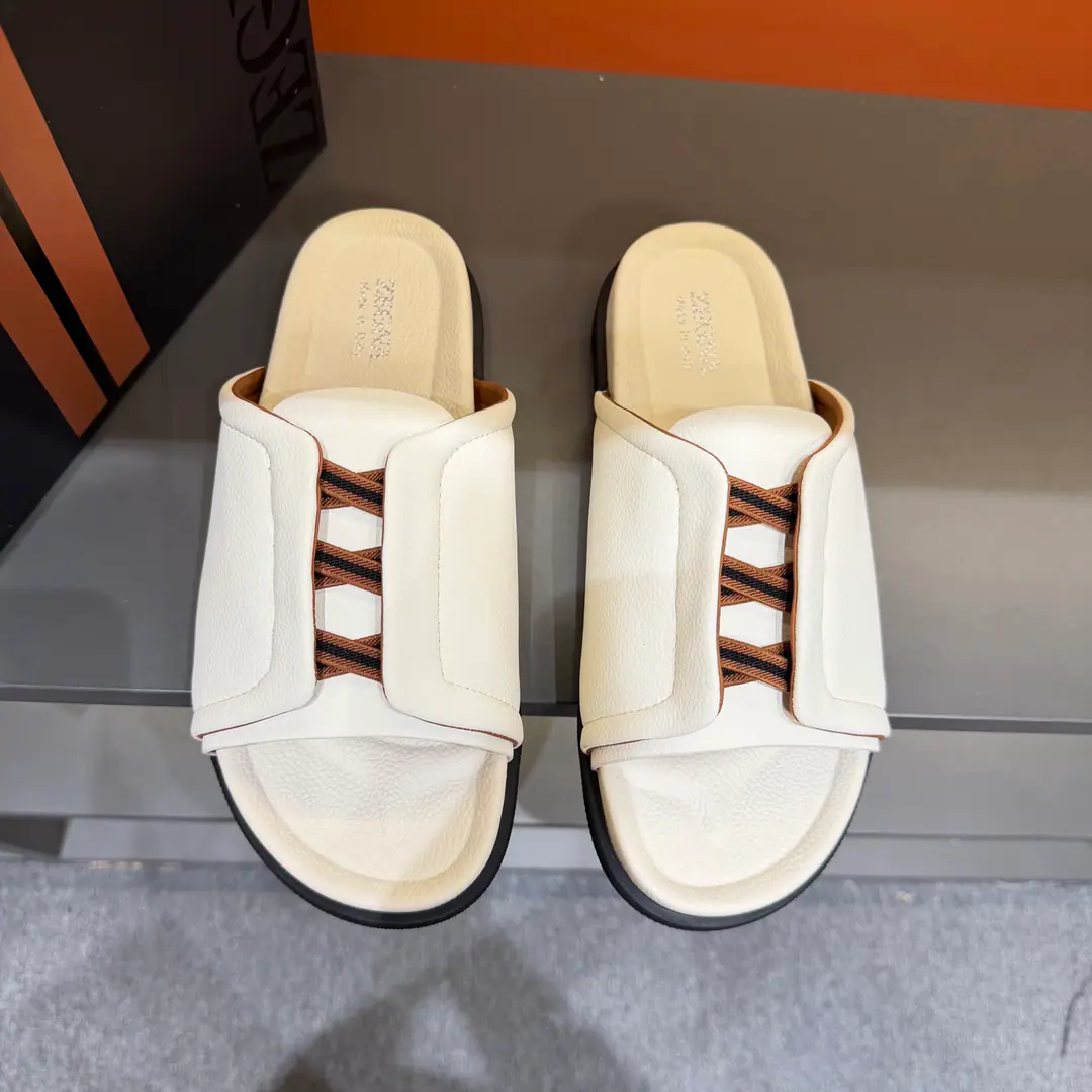 ZEGNAJenya. Latest Men's leisure. Shoes. Shoes. Acupuncture shoes., - Slippers bed., The shoe bed is a double-pack with a calf skin., The shoes are on the sidewalk to see the Jenya logo., - I'm wearing a pair of shoes., And they can be captured while they're out there., It's easy to wear.. The foot is very proficient. Send a cabinet for fine packaging Codes38-46