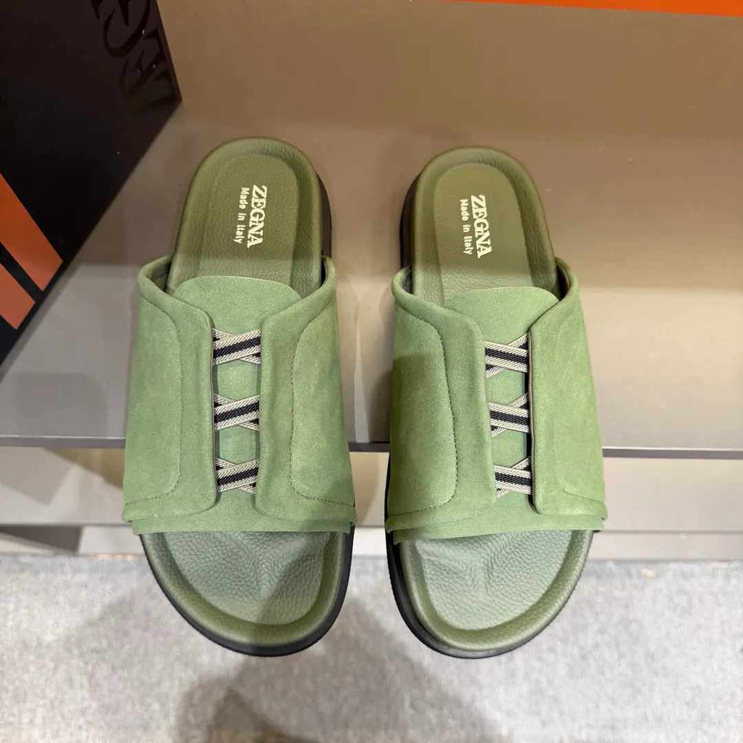 ZEGNAJenya. Latest Men's leisure. Shoes. Shoes. Acupuncture shoes., - Slippers bed., The shoe bed is a double-pack with a calf skin., The shoes are on the sidewalk to see the Jenya logo., - I'm wearing a pair of shoes., And they can be captured while they're out there., It's easy to wear.. The foot is very proficient. Send a cabinet for fine packaging Codes38-46