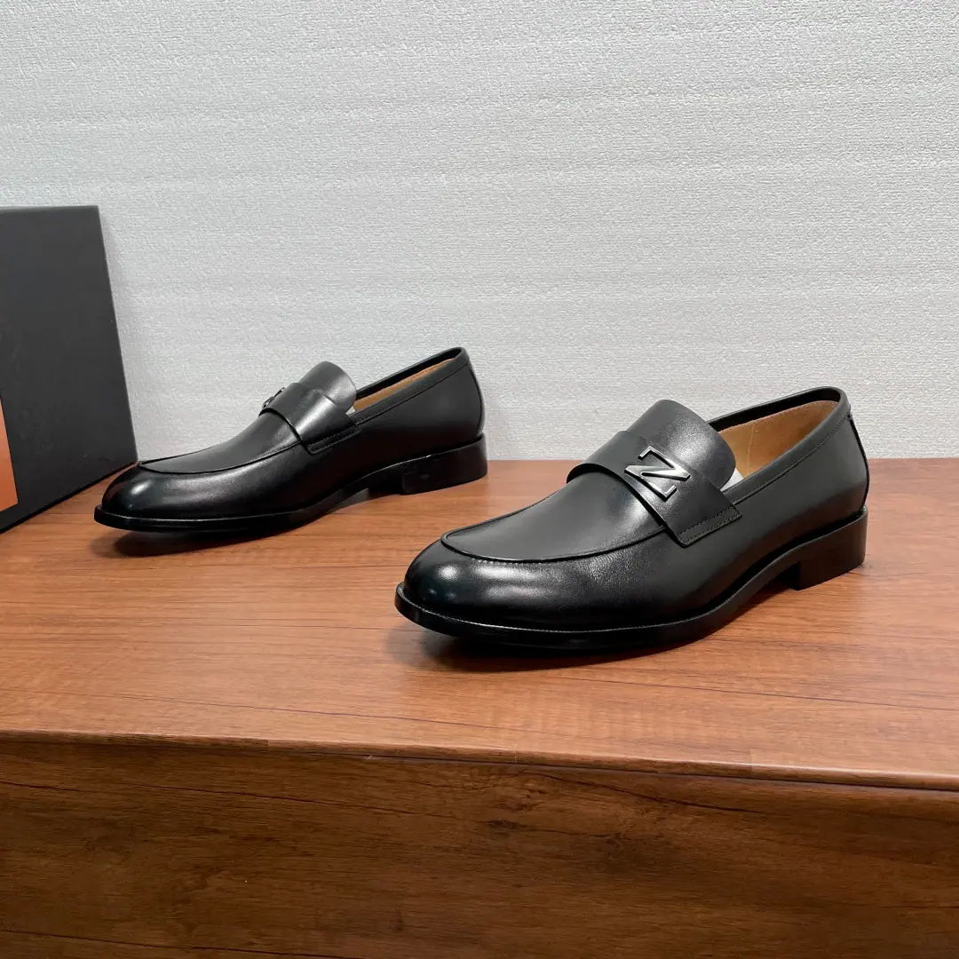 Zegna Gentlemen.Mocassin CorsoLeFlell Shoes. This LeFoo shoe is made from imported cow skin and open cow leather., Classic Ecliptic Shoes Outline, Positive scalding logo“ Road branding​”Hand sewn across the belt., The real skin of the rubber with the sawn teeth., Semi-solid peculiarity, Slipperproof grinding., It's not gonna get out of there., With a little cow in the skin., The tattoos are velvet, and the oxen and feet are on., The upper feet are soft and comfortable., Simple and atmosphere-like. Full packaged dustproof bags！ Codes: 39-40-41-42-43-44Standard leather shoe size（38/45/46I'll make sure I don't change it.） The cargo.: 5209ZLeFlell Shoes. Black cow skin.