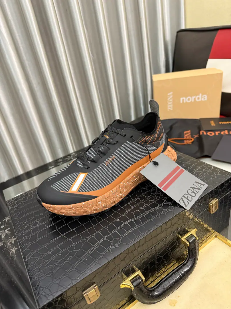 Get out of the factory.⌚️⌚️Top Version ZEGNA x norda™Jenya. Joint contributions Outdoor Off-road. Run-off shoes. Leisure Sports shoes Monopoly. Jenya. x norda™ Technology-based sports shoes blended in elegant style and precision-run shoe technology, Working to design high performance. The shoe is used on the side of the shoe. Dyneema® The material is made of material., It's a light match. Vibram® Shoes under the sole.. Embrace with reflection details, It's a brand-marked logo., Make the whole thing look like a man. ▪️ Fabulous.: Original custom technology air network ▪️ Uchi.: The original custom-made air network. ▪️ Shoes under the sole.: Original modeling smooth-foil bubble material ▪️ Bottom: 4CM ▪️ Size: 39-46