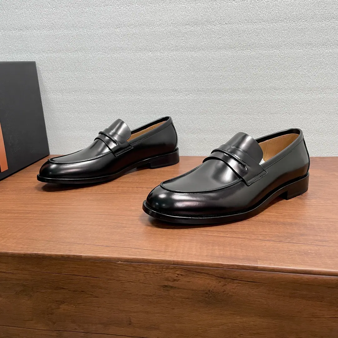 Zegna Gentlemen.Mocassin CorsoLeFlell Shoes. This LeFoo shoe is made from imported cow skin and open cow leather., Classic Ecliptic Shoes Outline, Positive scalding logo“ Road branding​”Hand sewn across the belt., The rubber is a combination of the skin., Semi-solid peculiarity, Slipperproof grinding., It's not gonna get out of there., With a little cow in the skin., The tattoos are velvet, and the oxen and feet are on., The upper feet are soft and comfortable., Simple and atmosphere-like. Full packaged dustproof bags！ Codes: 39-40-41-42-43-44Standard leather shoe size（38/45/46I'll make sure I don't change it.） The cargo.: 5209ZLeFlell Shoes. The black and the blue.