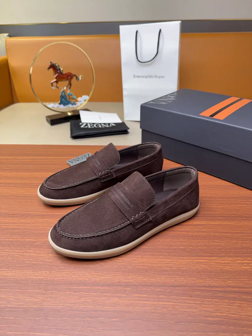 Get out of the factory.【Real value】🦭🦭Zegna/Jenya. A man's new recreational shoes.[Celebrate.][Celebrate.][Celebrate.][Celebrate.] This sneakers is in the Jeeniya Oasis.(Oasi Zegna) The name of the highway., Show the flexibility of brands to the times.. Semitransparent rubber soles light and flexible, Nice catch., A new radiant shoe underlay., The stride is a fine tribute. The early appearance of the highway.. Signal same-synthetic sew lines and side branding are mutually reinforcing., The symbol of the uniquely fashioned version of the Jania brand.. It's made of a fury of cattle., Disassemble shoe surfaces with modern and retrograde styles, By“ ”Skins mats., In the whole cow's skin., The upper feet are comfortable and leisurely., It's a little light.！Attach a full shoe suit box to the collection box.！ Codes: 39-40-41-42-43-44 -45Standard leather shoe size（38/46/47/48I'll make sure it's not changed.）