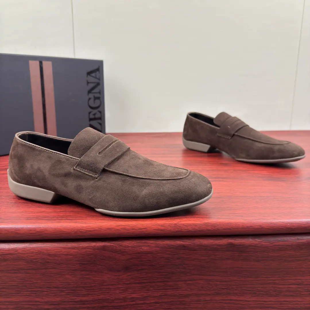 Zegna Jenya. A man's new money.MocassinLeFlell Shoes. Leather and leisure shoes.！ This sectionMocassin LeFoo shoes represent the evolution of the Italian craftsmanship.--Born in Italy., Re-evolve with contemporary techniques, It's from tradition., Born for process., Infusing the spirit of Italian aesthetics into every detail.. Selection of quality light leather, In the skin of a delicate, comfortable bovine., You can put your foot on a strap., The staircase of the shoe., No stockings., It's a sign of the kind of elegant Italian way of life that is not laborious.！All-packed leather-made baggy shoes., Invisible sewn off the shoe face and thick sews the rubber patch on the soles of the shoe., Classic., And it's so cozy., Full package, It's highly recommended.！ Size: 39-40-41-42-43-44Skins size.（Customable38.45.46） The cargo.: 260427 Curry