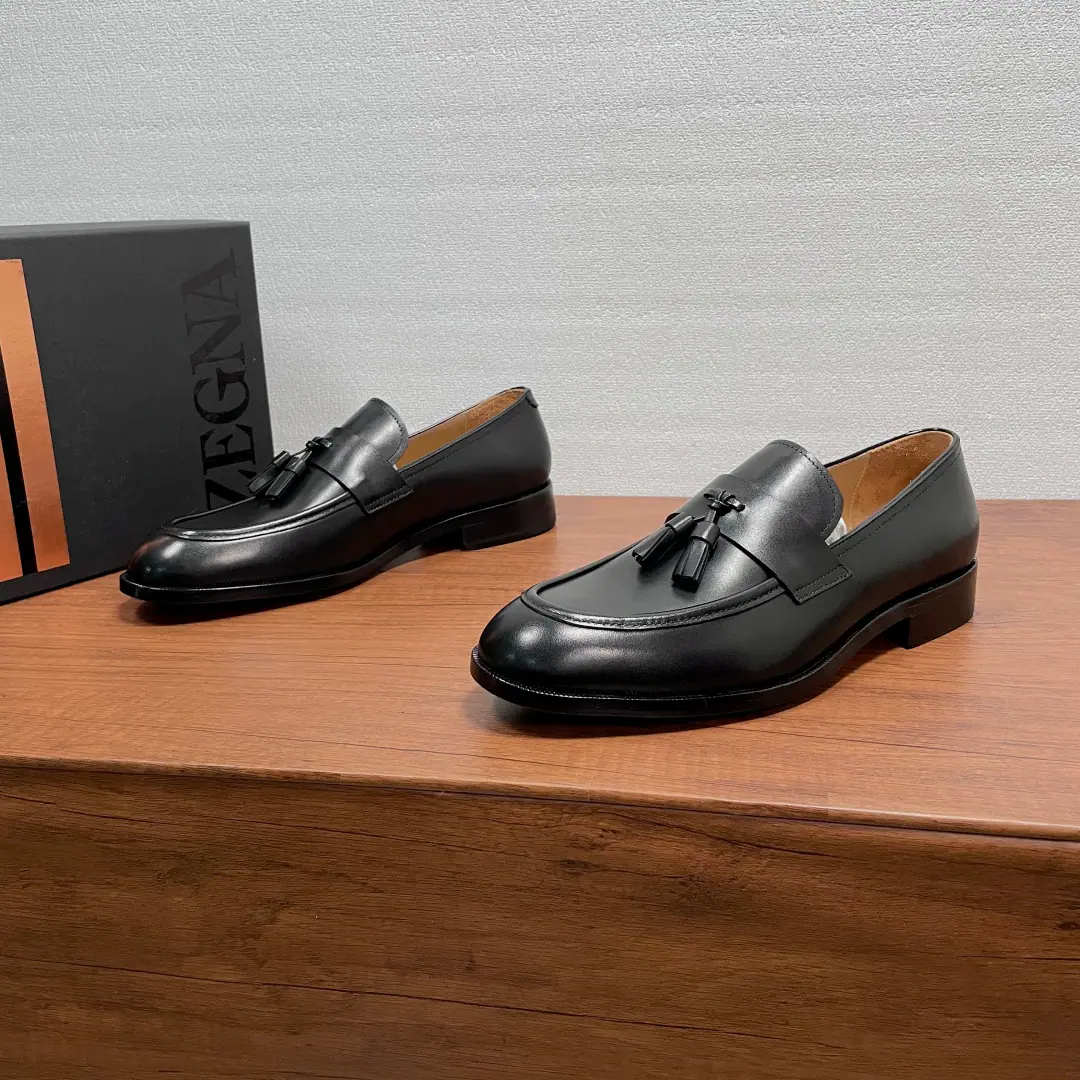 Zegna A man's new Soulaf. This LeFoo shoe uses imported calf skin./Open the cow leather./Furry-faced cow leather., Classic Ecliptic Shoes Outline, A front-end pixie leather strip and a flow-button., The rubber is a combination of the skin., Semi-solid peculiarity, Slipperproof grinding., It's not gonna get out of there., With a little cow in the skin., The tattoos are velvet, and the oxen and feet are on., The upper feet are soft and comfortable., Simple and atmosphere-like. Full packaged dustproof bags！ Codes: 39-40-41-42-43-44Standard leather shoe size（38/45/46I'll make sure I don't change it.） The cargo.: 5022ZLeFlell Shoes. Black cow skin.