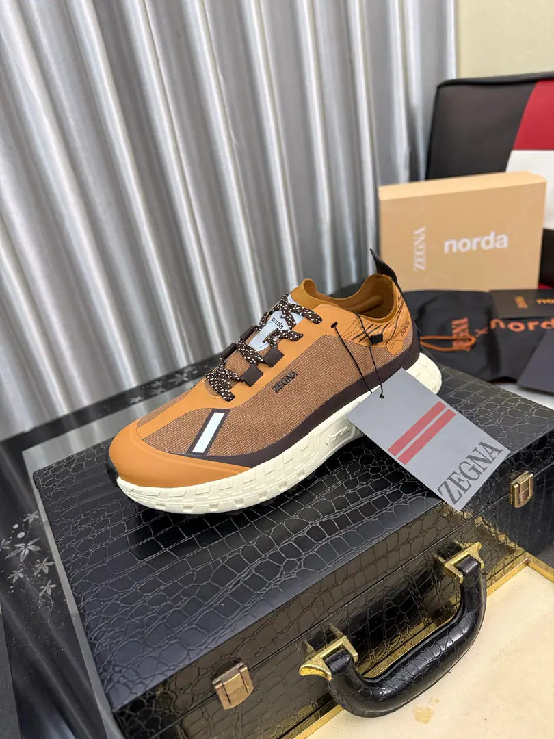 Get out of the factory.⌚️⌚️Top Version ZEGNA x norda™Jenya. Joint contributions Outdoor Off-road. Run-off shoes. Leisure Sports shoes Monopoly. Jenya. x norda™ Technology-based sports shoes blended in elegant style and precision-run shoe technology, Working to design high performance. The shoe is used on the side of the shoe. Dyneema® The material is made of material., It's a light match. Vibram® Shoes under the sole.. Embrace with reflection details, It's a brand-marked logo., Make the whole thing look like a man. ▪️ Fabulous.: Original custom technology air network ▪️ Uchi.: The original custom-made air network. ▪️ Shoes under the sole.: Original modeling smooth-foil bubble material ▪️ Bottom: 4CM ▪️ Size: 39-46
