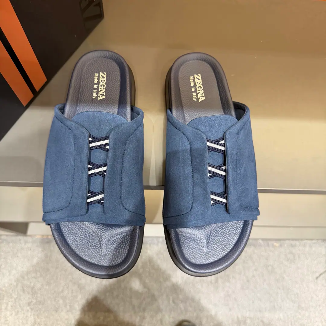 ZEGNAJenya. Latest Men's leisure. Shoes. Shoes. Acupuncture shoes., - Slippers bed., The shoe bed is a double-pack with a calf skin., The shoes are on the sidewalk to see the Jenya logo., - I'm wearing a pair of shoes., And they can be captured while they're out there., It's easy to wear.. The foot is very proficient. Send a cabinet for fine packaging Codes38-46