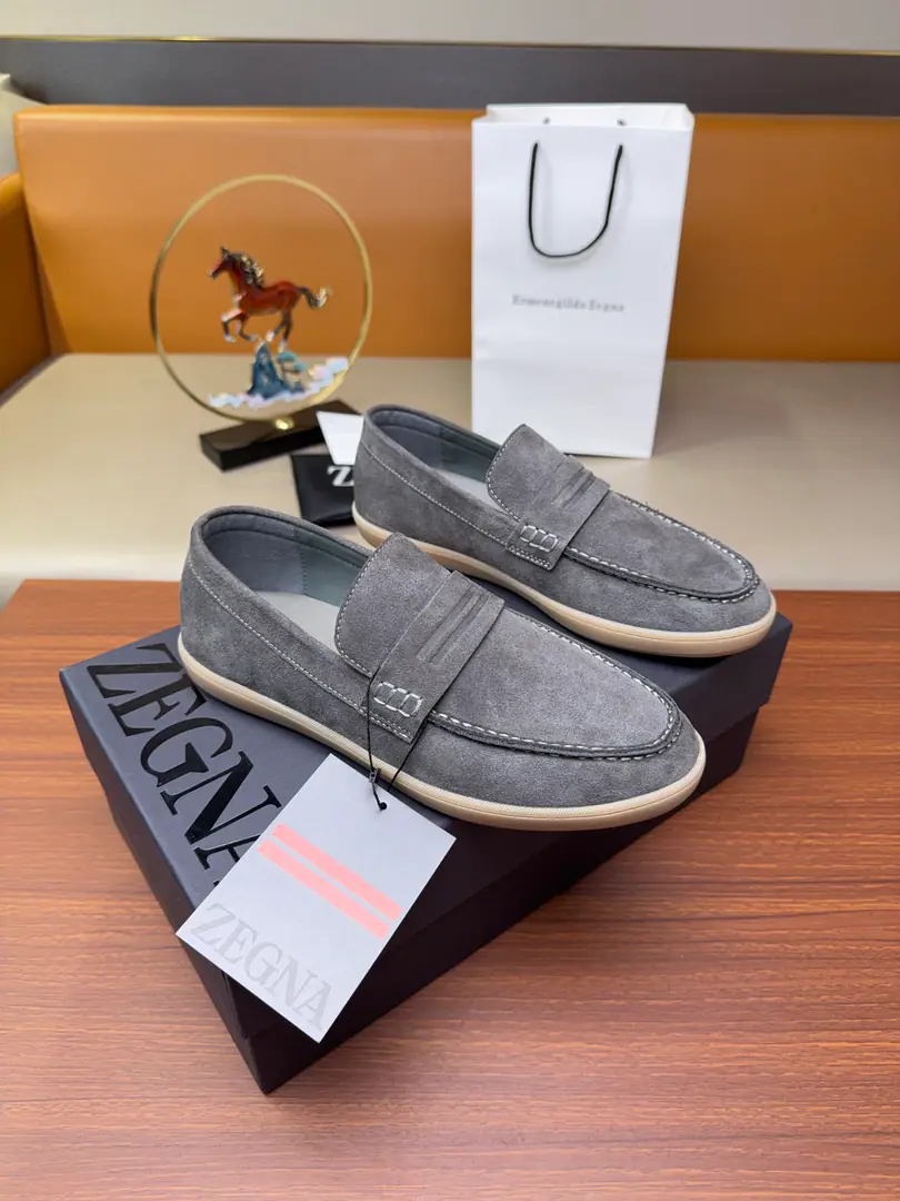 Get out of the factory.【Real value】🦭🦭Zegna/Jenya. A man's new recreational shoes.[Celebrate.][Celebrate.][Celebrate.][Celebrate.] This sneakers is in the Jeeniya Oasis.(Oasi Zegna) The name of the highway., Show the flexibility of brands to the times.. Semitransparent rubber soles light and flexible, Nice catch., A new radiant shoe underlay., The stride is a fine tribute. The early appearance of the highway.. Signal same-synthetic sew lines and side branding are mutually reinforcing., The symbol of the uniquely fashioned version of the Jania brand.. It's made of a fury of cattle., Disassemble shoe surfaces with modern and retrograde styles, By“ ”Skins mats., In the whole cow's skin., The upper feet are comfortable and leisurely., It's a little light.！Attach a full shoe suit box to the collection box.！ Codes: 39-40-41-42-43-44 -45Standard leather shoe size（38/46/47/48I'll make sure it's not changed.）