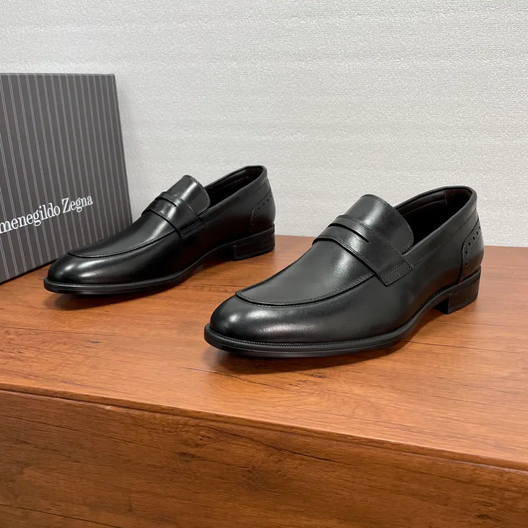 Zegna/Jenya. A man's new leather and lyric shoes. The best.！The LeFoo shoes are made of soft little cow skins., Italian quintessentiality., Reconstructing classic shoes., Standard Leafle Shoes, The frontal beads are all the same., Back with the Braddock., Hand-made Mark sewn wires., - I'm doing a little work., Lines are simple and easy., It's a modern style.. It's a combination of real rubber and a compound., The whole cow's skin is in the ground., The upper foot is comfortable and well-styled., Full packaged dustproof bags！ Size: 39-40-41-42-43-44 Standard leather shoe size. The cargo.: A2108X Black