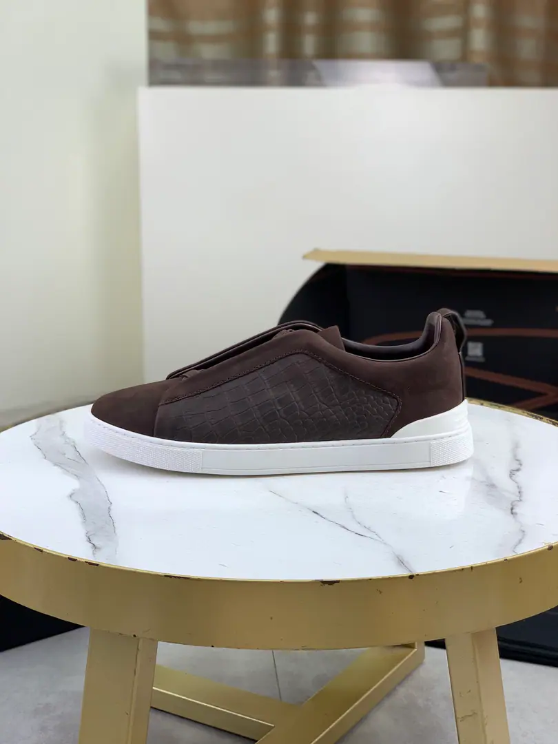 Plant prices Ermenegildo Zegna Jenya. ZEGNA XXXSeries canvas TRIPLE STITCH Waterproof sports shoes Triple Stitch It's a fine recreational shoe., The three-fold trio of the label is loose., The inspiration is a triple hand sewn thread., It's a long tradition of Jenya.. A new canvas. A different style., It's symbolic.XXXThe color of the comb is tight.. This one's wearing sneakers. It's comfortable., A light rubber outside., There's a back heel. Ermenegildo Zegna XXX Identification Details, Explain brand classics. Details:Footback MarkingXXXCross it tight., New waterproof canvas., The collar is covered with double-bulleted cotton in the cary skin., In a microfibre liner.. The car's got a condom, the way it's done., ♪ Easy to wear uncoatted feet and loose tights ♪ 3D“Boar”Design. Name of shoe and tongue decoration. I'm gonna take a little bit of a shot at the rubber-floped sole., Back up and stickers. TPU XXX Arranger, Shoes are empty., The circle and the car's sewn up.. Italian manufacture Daning Blue./Chestnut./Rope, Six color in. 39/40/41/42/43/44（46, 45Make a reservation.）Standard leather shoe size. Box packing, Take the bag with the shoe.