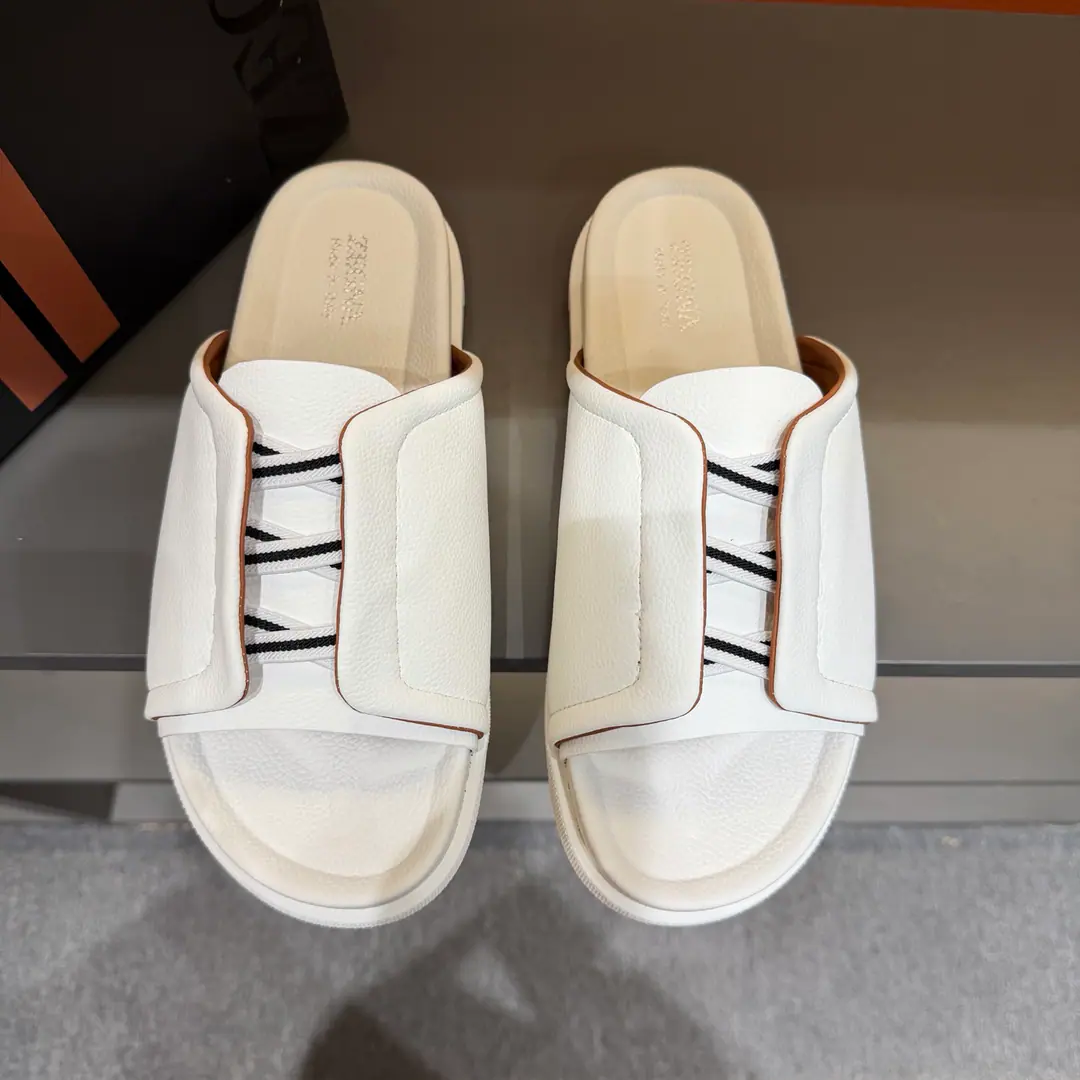 ZEGNAJenya. Latest Men's leisure. Shoes. Shoes. Acupuncture shoes., - Slippers bed., The shoe bed is a double-pack with a calf skin., The shoes are on the sidewalk to see the Jenya logo., - I'm wearing a pair of shoes., And they can be captured while they're out there., It's easy to wear.. The foot is very proficient. Send a cabinet for fine packaging Codes38-46
