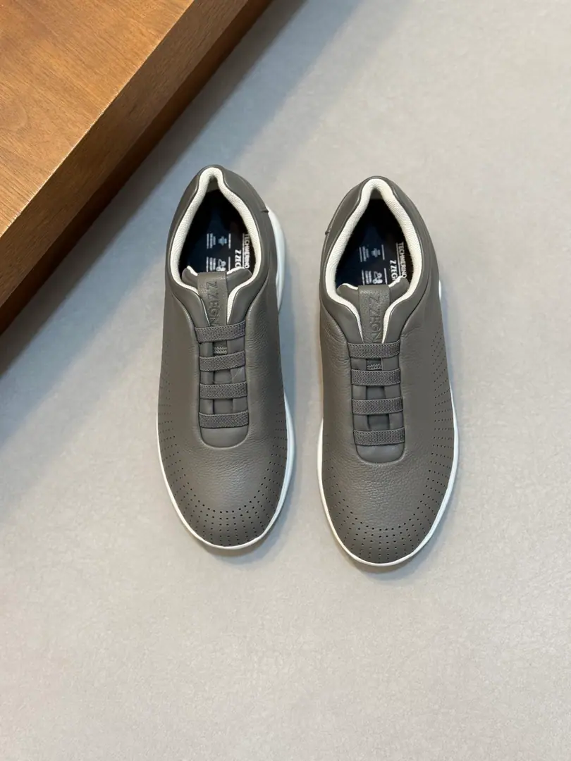 ZEGNA/Jenya. A man's new leather and leisure shoes. The most important product is the production of a very good work product., Shoes are made of soft sheep leather and leather., A hundred-packed, low-banded foot-set., Details of the front-line taped, ♪ Shoe tongues on thelogoLogo, Fashion flow. Light-blow rubber, large base., In the fabric, you're putting feet on the inside., The upper foot is very light., Slide-proof, It's a very strong ground grab.！It's for daily wear., I'm going out on foot.！All set., Attach dustproof bags！ Codes: 39-40-41-42-43-44 Standard leather shoe size（45But you're not going to support the retreat.）