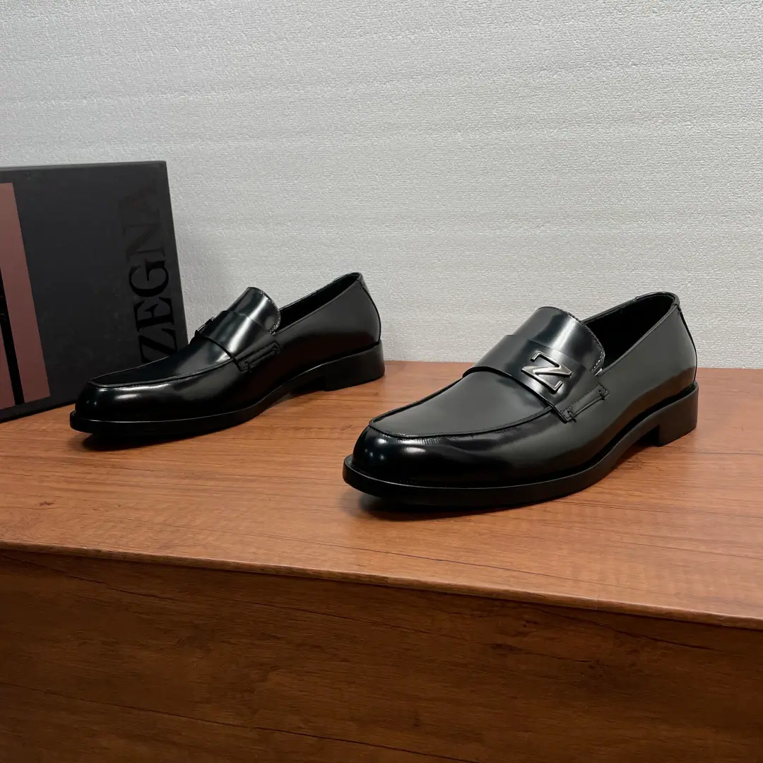 Zegna A man's new business pleasure shoe. This is a lavish shoe with imported cow skin and bright face and a beaded shoe., Classic Ecliptic Shoes Outline, Positive scalding logo“Z”Metal alphabet and leather strips, I'll go with the real rubber., Semi-solid peculiarity, It's not gonna get out of there., It's all inside the cow's skin., Skins and feet of the bull., The upper feet are soft and comfortable., Simple and atmosphere-like. Full packaged dustproof bags！ Codes: 39-40-41-42-43-44 Standard leather shoe size（38/45I'll make sure it's not changed.） The cargo.: XY The black and the blue.