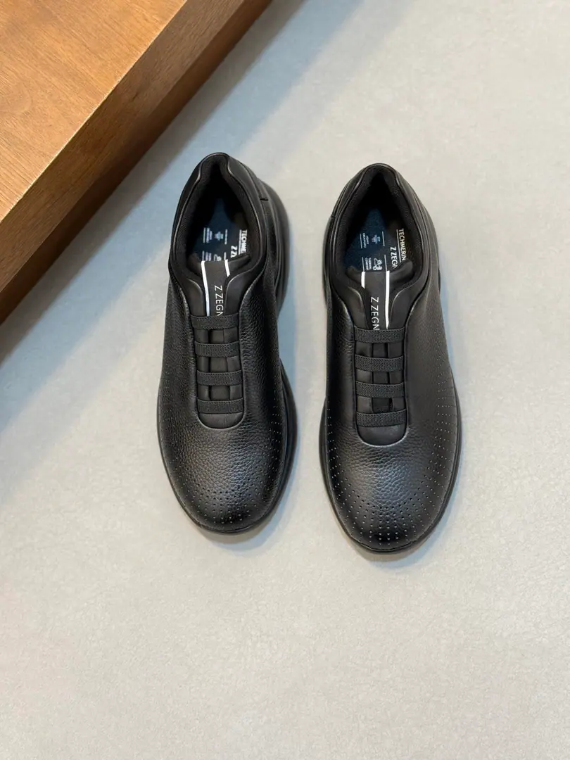 ZEGNA/Jenya. A man's new leather and leisure shoes. The most important product is the production of a very good work product., Shoes are made of soft sheep leather and leather., A hundred-packed, low-banded foot-set., Details of the front-line taped, ♪ Shoe tongues on thelogoLogo, Fashion flow. Light-blow rubber, large base., In the fabric, you're putting feet on the inside., The upper foot is very light., Slide-proof, It's a very strong ground grab.！It's for daily wear., I'm going out on foot.！All set., Attach dustproof bags！ Codes: 39-40-41-42-43-44 Standard leather shoe size（45But you're not going to support the retreat.）