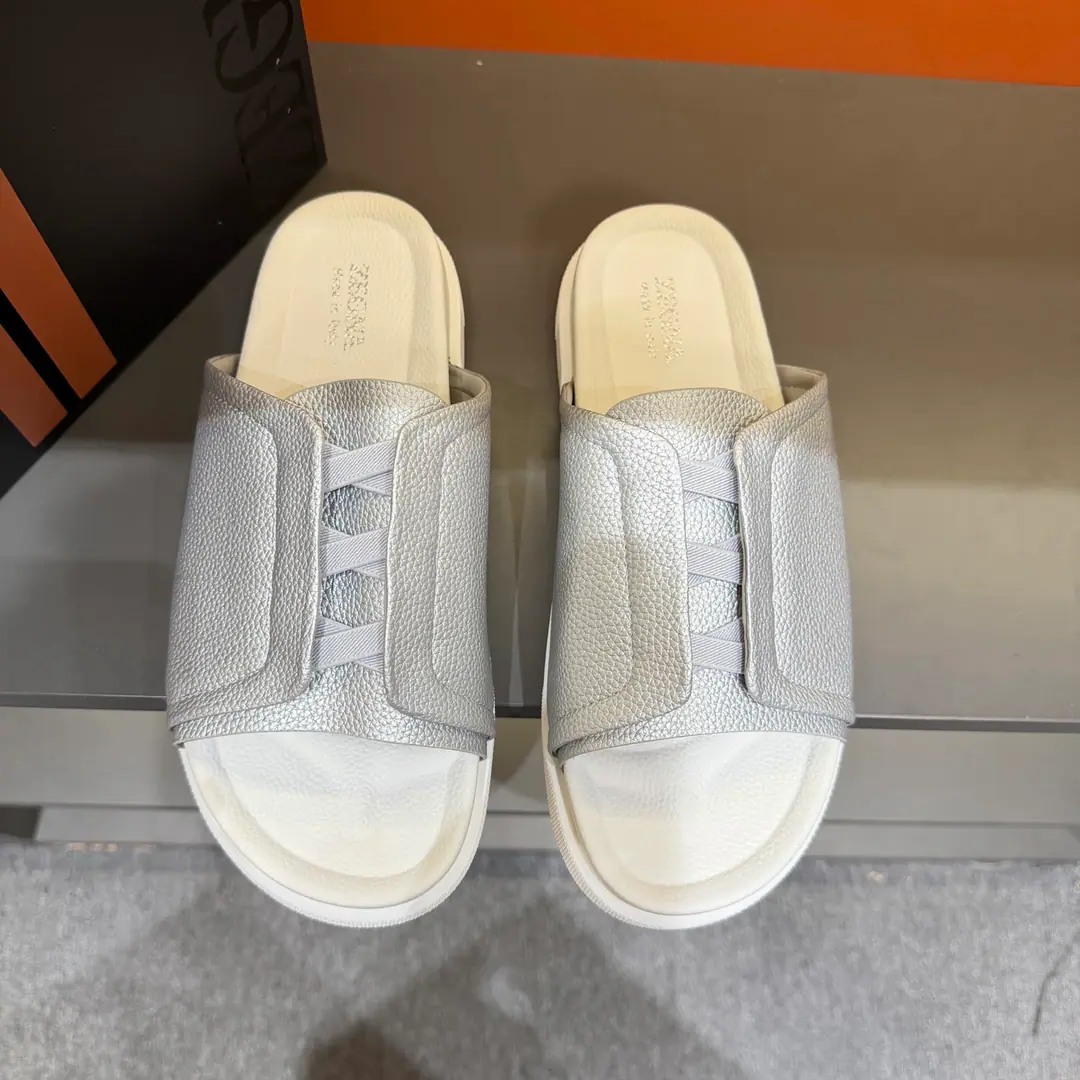 ZEGNAJenya. Latest Men's leisure. Shoes. Shoes. Acupuncture shoes., - Slippers bed., The shoe bed is a double-pack with a calf skin., The shoes are on the sidewalk to see the Jenya logo., - I'm wearing a pair of shoes., And they can be captured while they're out there., It's easy to wear.. The foot is very proficient. Send a cabinet for fine packaging Codes38-46