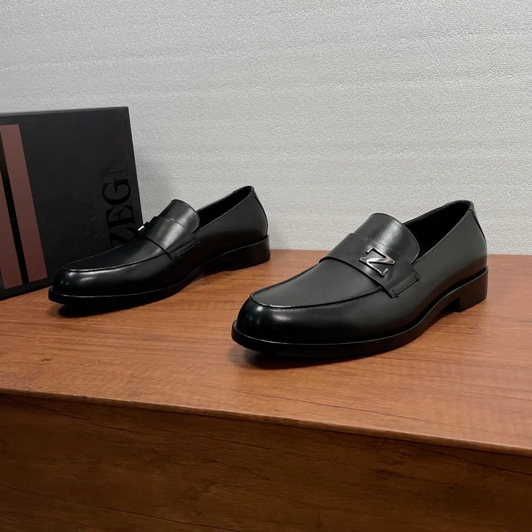 Zegna A man's new business pleasure shoe. This is a lavish shoe with imported cow skin and bright face and a beaded shoe., Classic Ecliptic Shoes Outline, Positive scalding logo“Z”Metal alphabet and leather strips, I'll go with the real rubber., Semi-solid peculiarity, It's not gonna get out of there., It's all inside the cow's skin., Skins and feet of the bull., The upper feet are soft and comfortable., Simple and atmosphere-like. Full packaged dustproof bags！ Codes: 39-40-41-42-43-44 Standard leather shoe size（38/45I'll make sure it's not changed.） The cargo.: XY Black cow skin.