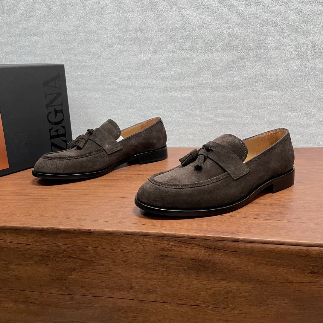 Zegna A man's new Soulaf. This LeFoo shoe uses imported calf skin./Open the cow leather./Furry-faced cow leather., Classic Ecliptic Shoes Outline, A front-end pixie leather strip and a flow-button., The rubber is a combination of the skin., Semi-solid peculiarity, Slipperproof grinding., It's not gonna get out of there., With a little cow in the skin., The tattoos are velvet, and the oxen and feet are on., The upper feet are soft and comfortable., Simple and atmosphere-like. Full packaged dustproof bags！ Codes: 39-40-41-42-43-44Standard leather shoe size（38/45/46I'll make sure I don't change it.） The cargo.: 5022ZLeFlell Shoes. Curry Reflux