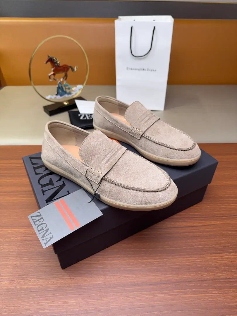 Get out of the factory.【Real value】🦭🦭Zegna/Jenya. A man's new recreational shoes.[Celebrate.][Celebrate.][Celebrate.][Celebrate.] This sneakers is in the Jeeniya Oasis.(Oasi Zegna) The name of the highway., Show the flexibility of brands to the times.. Semitransparent rubber soles light and flexible, Nice catch., A new radiant shoe underlay., The stride is a fine tribute. The early appearance of the highway.. Signal same-synthetic sew lines and side branding are mutually reinforcing., The symbol of the uniquely fashioned version of the Jania brand.. It's made of a fury of cattle., Disassemble shoe surfaces with modern and retrograde styles, By“ ”Skins mats., In the whole cow's skin., The upper feet are comfortable and leisurely., It's a little light.！Attach a full shoe suit box to the collection box.！ Codes: 39-40-41-42-43-44 -45Standard leather shoe size（38/46/47/48I'll make sure it's not changed.）