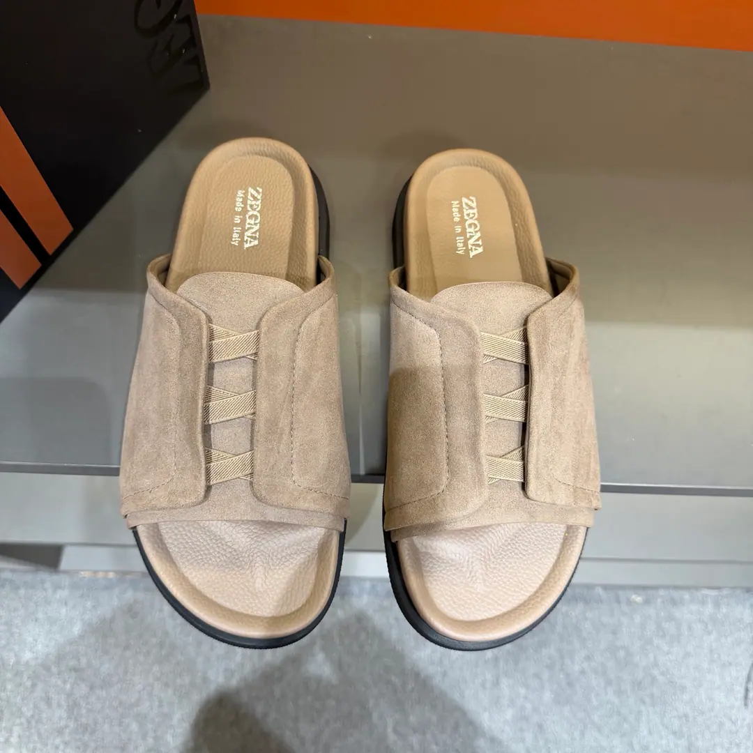 ZEGNAJenya. Latest Men's leisure. Shoes. Shoes. Acupuncture shoes., - Slippers bed., The shoe bed is a double-pack with a calf skin., The shoes are on the sidewalk to see the Jenya logo., - I'm wearing a pair of shoes., And they can be captured while they're out there., It's easy to wear.. The foot is very proficient. Send a cabinet for fine packaging Codes38-46