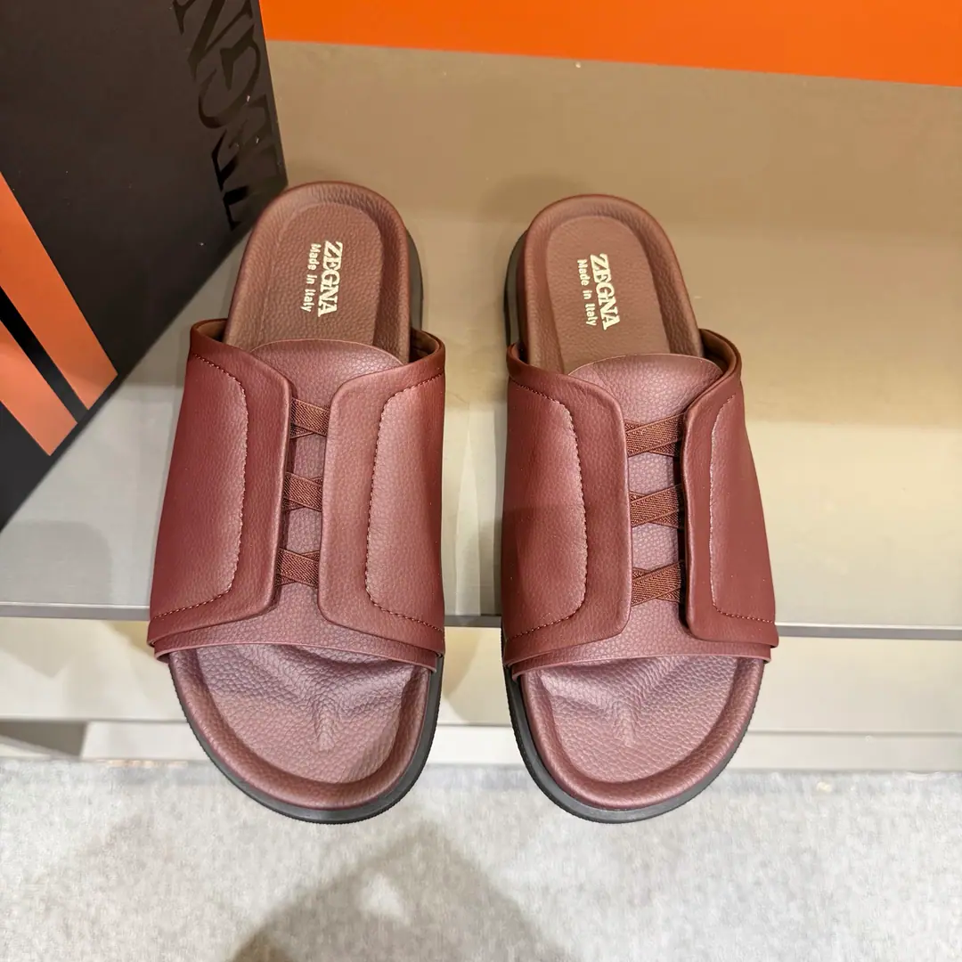 ZEGNAJenya. Latest Men's leisure. Shoes. Shoes. Acupuncture shoes., - Slippers bed., The shoe bed is a double-pack with a calf skin., The shoes are on the sidewalk to see the Jenya logo., - I'm wearing a pair of shoes., And they can be captured while they're out there., It's easy to wear.. The foot is very proficient. Send a cabinet for fine packaging Codes38-46