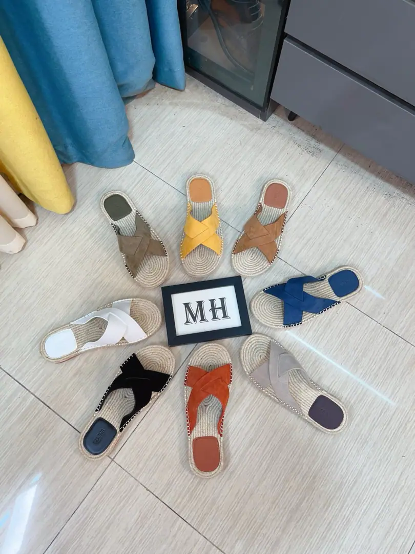 Get out of the factory.🌸🌸Zegna/Genia's classic man slippers., A single-legged high-end slipper., Straw slippers, The old man is lazy and he's a little bit lazy., A man's summer order., The slippers were made of soft little cow and flipping fur., I'm not a little bit of a relief.. Inclusive, My feet are comfortable., It's a lot of fashion., Packet with original box！ Size: 38-44（.45.46.47Custom without re-offer）