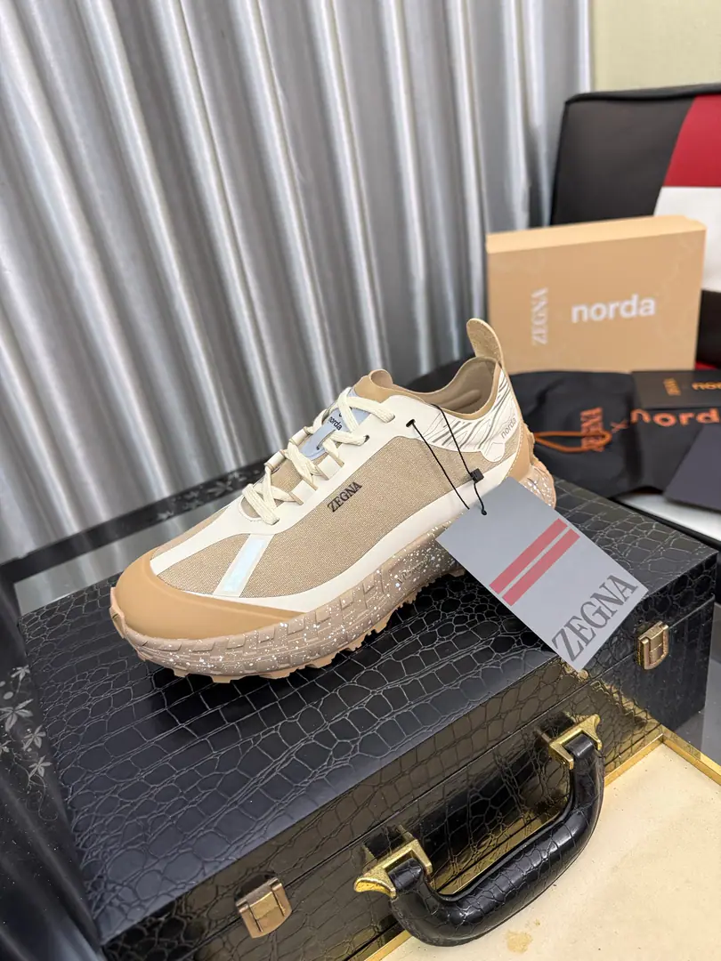 Get out of the factory.⌚️⌚️Top Version ZEGNA x norda™Jenya. Joint contributions Outdoor Off-road. Run-off shoes. Leisure Sports shoes Monopoly. Jenya. x norda™ Technology-based sports shoes blended in elegant style and precision-run shoe technology, Working to design high performance. The shoe is used on the side of the shoe. Dyneema® The material is made of material., It's a light match. Vibram® Shoes under the sole.. Embrace with reflection details, It's a brand-marked logo., Make the whole thing look like a man. ▪️ Fabulous.: Original custom technology air network ▪️ Uchi.: The original custom-made air network. ▪️ Shoes under the sole.: Original modeling smooth-foil bubble material ▪️ Bottom: 4CM ▪️ Size: 39-46