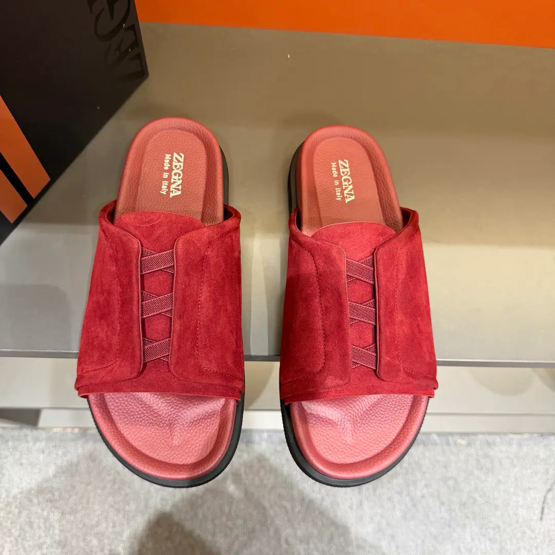 ZEGNAJenya. Latest Men's leisure. Shoes. Shoes. Acupuncture shoes., - Slippers bed., The shoe bed is a double-pack with a calf skin., The shoes are on the sidewalk to see the Jenya logo., - I'm wearing a pair of shoes., And they can be captured while they're out there., It's easy to wear.. The foot is very proficient. Send a cabinet for fine packaging Codes38-46