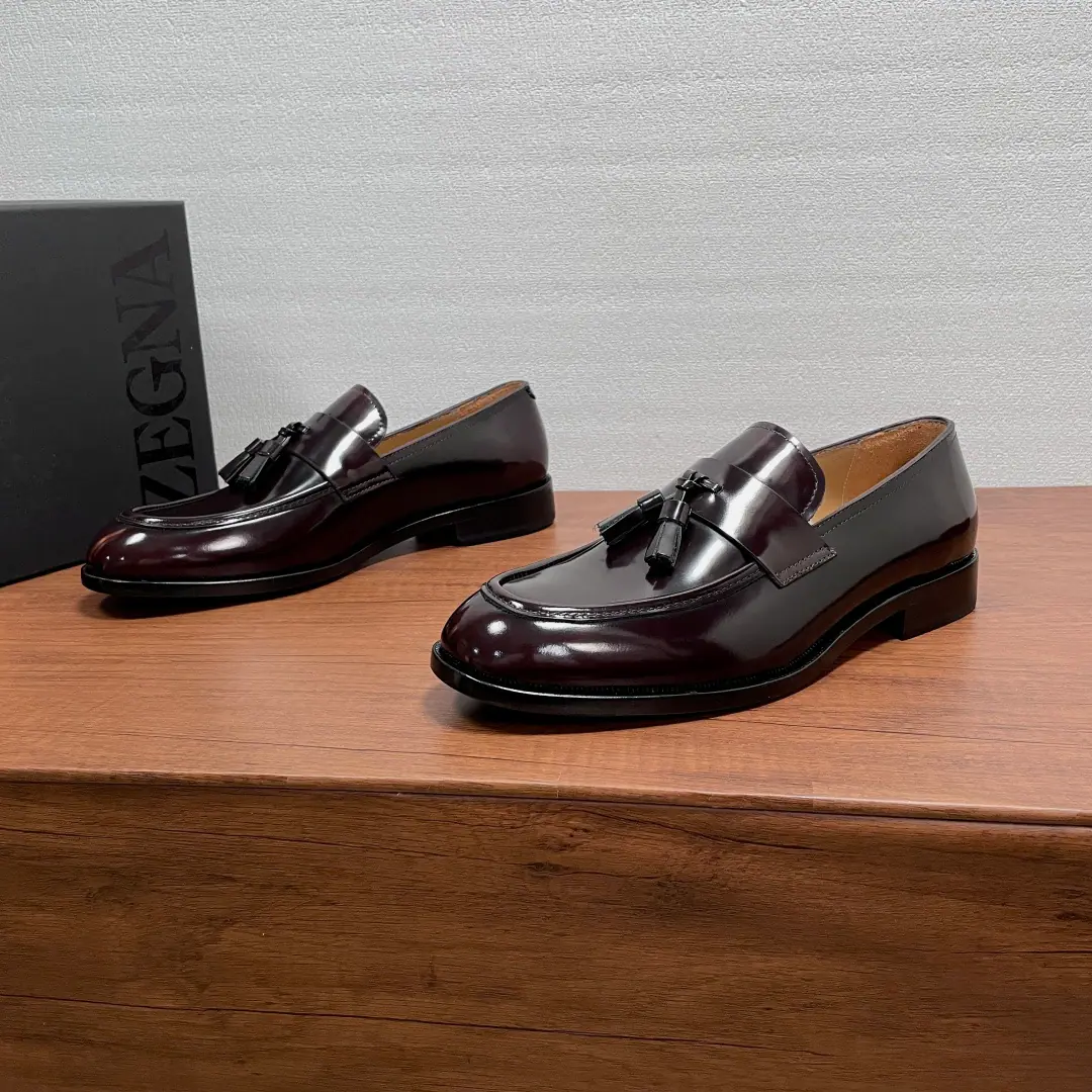 Zegna A man's new Soulaf. This LeFoo shoe uses imported calf skin./Open the cow leather./Furry-faced cow leather., Classic Ecliptic Shoes Outline, A front-end pixie leather strip and a flow-button., The rubber is a combination of the skin., Semi-solid peculiarity, Slipperproof grinding., It's not gonna get out of there., With a little cow in the skin., The tattoos are velvet, and the oxen and feet are on., The upper feet are soft and comfortable., Simple and atmosphere-like. Full packaged dustproof bags！ Codes: 39-40-41-42-43-44Standard leather shoe size（38/45/46I'll make sure I don't change it.） The cargo.: 5022ZLeFlell Shoes. The wine is on the edge.