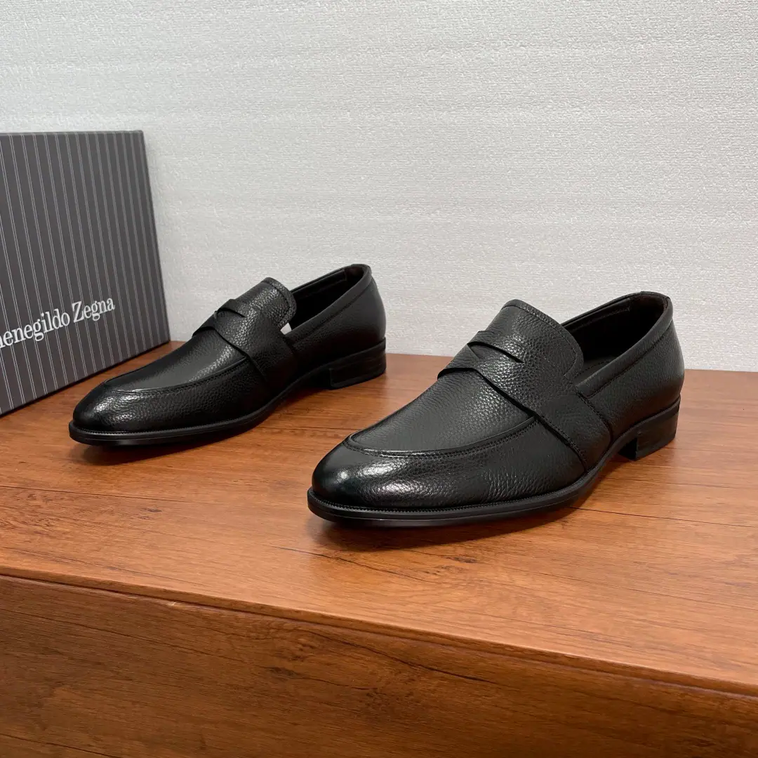 Zegna/Jenya. A man's new leather and lyric shoes. The best.！The LeFoo shoes are made of soft-sprayed little cow skins., Italian quintessentiality., Reconstructing classic shoes., Standard Leafle Shoes, The frontal beads are all the same., Hand-made Mark sewn wires., - I'm doing a little work., Lines are simple and easy., It's a modern style.. It's a combination of real rubber and a compound., The whole cow's skin is in the ground., The upper foot is comfortable and well-styled., Full packaged dustproof bags！ Size: 39-40-41-42-43-44 Standard leather shoe size. The cargo.: A4247X Black