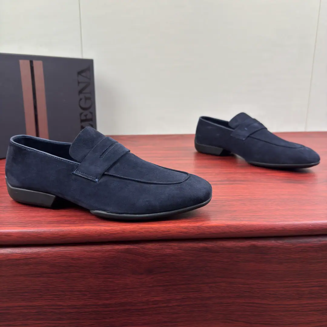 Zegna Jenya. A man's new money.MocassinLeFlell Shoes. Leather and leisure shoes.！ This sectionMocassin LeFoo shoes represent the evolution of the Italian craftsmanship.--Born in Italy., Re-evolve with contemporary techniques, It's from tradition., Born for process., Infusing the spirit of Italian aesthetics into every detail.. Selection of quality light leather, In the skin of a delicate, comfortable bovine., You can put your foot on a strap., The staircase of the shoe., No stockings., It's a sign of the kind of elegant Italian way of life that is not laborious.！All-packed leather-made baggy shoes., Invisible sewn off the shoe face and thick sews the rubber patch on the soles of the shoe., Classic., And it's so cozy., Full package, It's highly recommended.！ Size: 39-40-41-42-43-44Skins size.（Customable38.45.46） The cargo.: 260427 Blue