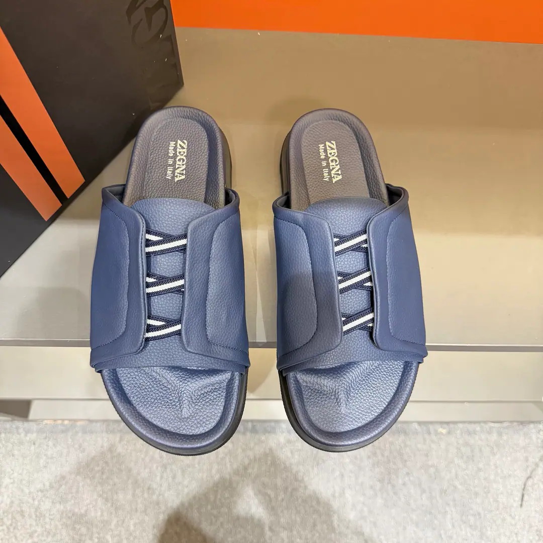ZEGNAJenya. Latest Men's leisure. Shoes. Shoes. Acupuncture shoes., - Slippers bed., The shoe bed is a double-pack with a calf skin., The shoes are on the sidewalk to see the Jenya logo., - I'm wearing a pair of shoes., And they can be captured while they're out there., It's easy to wear.. The foot is very proficient. Send a cabinet for fine packaging Codes38-46