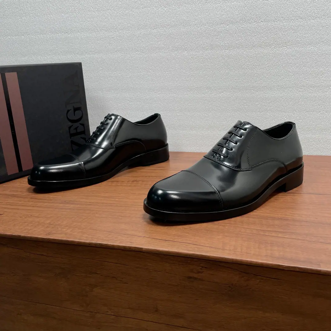 Zegna A man's new hand-coloured business shoes. This is a pair of shoes to pick out the skin and the face of the shoes., Hand-swipe process processing effects, Show the skin to the best of the skin., Simultaneous 2-side design, 5The poof-eyed Oxford shoe., Artificial Mark stitching, The details of the brand and the spiritual transmission are displayed everywhere.. The rubber negatives are embedded at the back and back of the skin., It's a great slide-proof thing., Semi-steak cooling process, It's not gonna get out of there., All the cattle and skin inside., Skins and feet of the bull., The type of pesky atmosphere, Access to all kinds of places, A mature man with a single item！Full package！ Codes: 39-40-41-42-43-44（38/45I'll make sure it's not changed.） Standard leather shoe size The cargo.: XY The black and the blue.