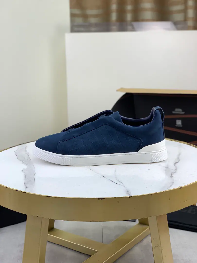 Plant prices Ermenegildo Zegna Jenya. ZEGNA XXXSeries canvas TRIPLE STITCH Waterproof sports shoes Triple Stitch It's a fine recreational shoe., The three-fold trio of the label is loose., The inspiration is a triple hand sewn thread., It's a long tradition of Jenya.. A new canvas. A different style., It's symbolic.XXXThe color of the comb is tight.. This one's wearing sneakers. It's comfortable., A light rubber outside., There's a back heel. Ermenegildo Zegna XXX Identification Details, Explain brand classics. Details:Footback MarkingXXXCross it tight., New waterproof canvas., The collar is covered with double-bulleted cotton in the cary skin., In a microfibre liner.. The car's got a condom, the way it's done., ♪ Easy to wear uncoatted feet and loose tights ♪ 3D“Boar”Design. Name of shoe and tongue decoration. I'm gonna take a little bit of a shot at the rubber-floped sole., Back up and stickers. TPU XXX Arranger, Shoes are empty., The circle and the car's sewn up.. Italian manufacture Daning Blue./Chestnut./Rope, Six color in. 39/40/41/42/43/44（46, 45Make a reservation.）Standard leather shoe size. Box packing, Take the bag with the shoe.