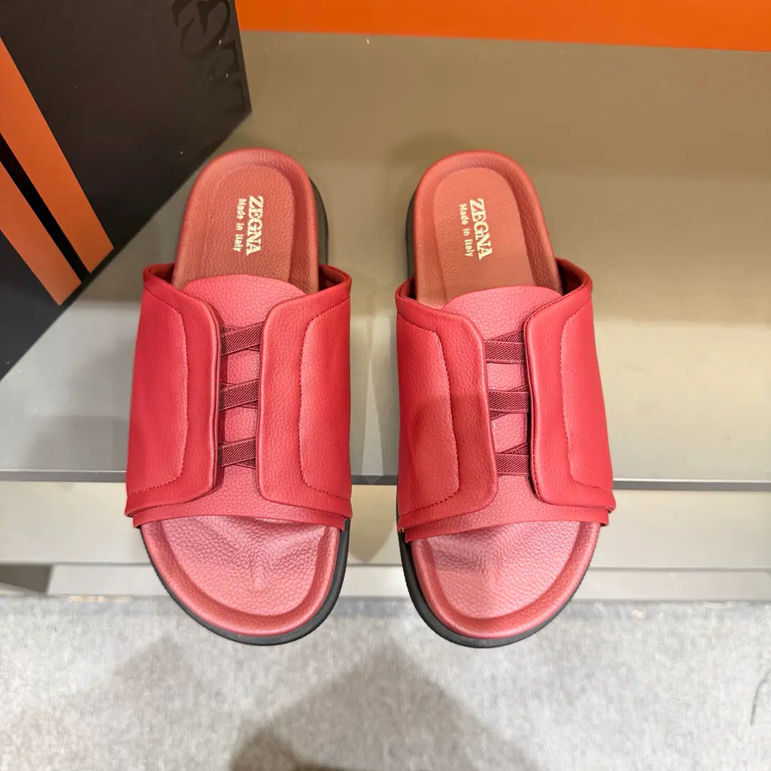 ZEGNAJenya. Latest Men's leisure. Shoes. Shoes. Acupuncture shoes., - Slippers bed., The shoe bed is a double-pack with a calf skin., The shoes are on the sidewalk to see the Jenya logo., - I'm wearing a pair of shoes., And they can be captured while they're out there., It's easy to wear.. The foot is very proficient. Send a cabinet for fine packaging Codes38-46
