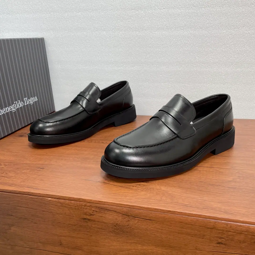 Zegna/Jenya. A man's new leather and lyric shoes. The best.！The LeFoo shoes are made of soft little cow skins., Italian quintessentiality., Reconstructing classic shoes., Standard Leafle Shoes, Shoes are round., A classic pennies strip with a frontal., Hand-made Mark sewn wires., - I'm doing a little work., Lines are simple and easy., It's a modern style.. The rubber is a smooth-forward base with a real leather., The whole cow's skin is in the ground., The upper foot is comfortable and well-styled., Full packaged dustproof bags！ Size: 39-40-41-42-43-44 Standard leather shoe size. The cargo.: A4956X Black