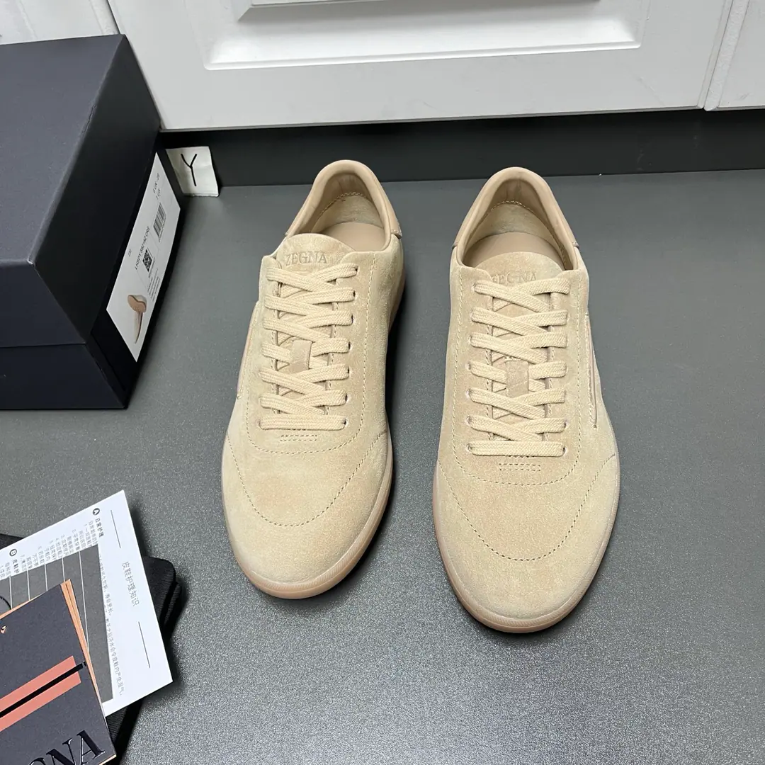 New ColourErmenegildo Zegna Jenya. TRIPLE STITCH™ MONTE Luxury leisure shoes. This is the Genia Oasis.(Oasi Zegna) The name of the highway., Show the flexibility of brands to the times.. The soles are light and flexible., Nice catch., A new radiant shoe underlay. The early appearance of the highway.. Signal same-synthetic sew lines and side branding are mutually reinforcing., The symbol of the uniquely fashioned version of the Jania brand.. Version and Product Details:Slippery cow skins bumped into a velvet cow skin., Hand-sewd three-fold cross-tightness. The mats in the cow's skin., The car's got a condom, the way it's done.. Black Vibram® Upgraded ground-capture soles, Heel with Janja. Road branding.. Sanitized® I can tear off my shoe bed.. The shoes are elegant and leisurely., Targeting foot travel., A companion to travel any time of the year.. Skins size.: 39/40/41/42/43/44（45Make a reservation.）