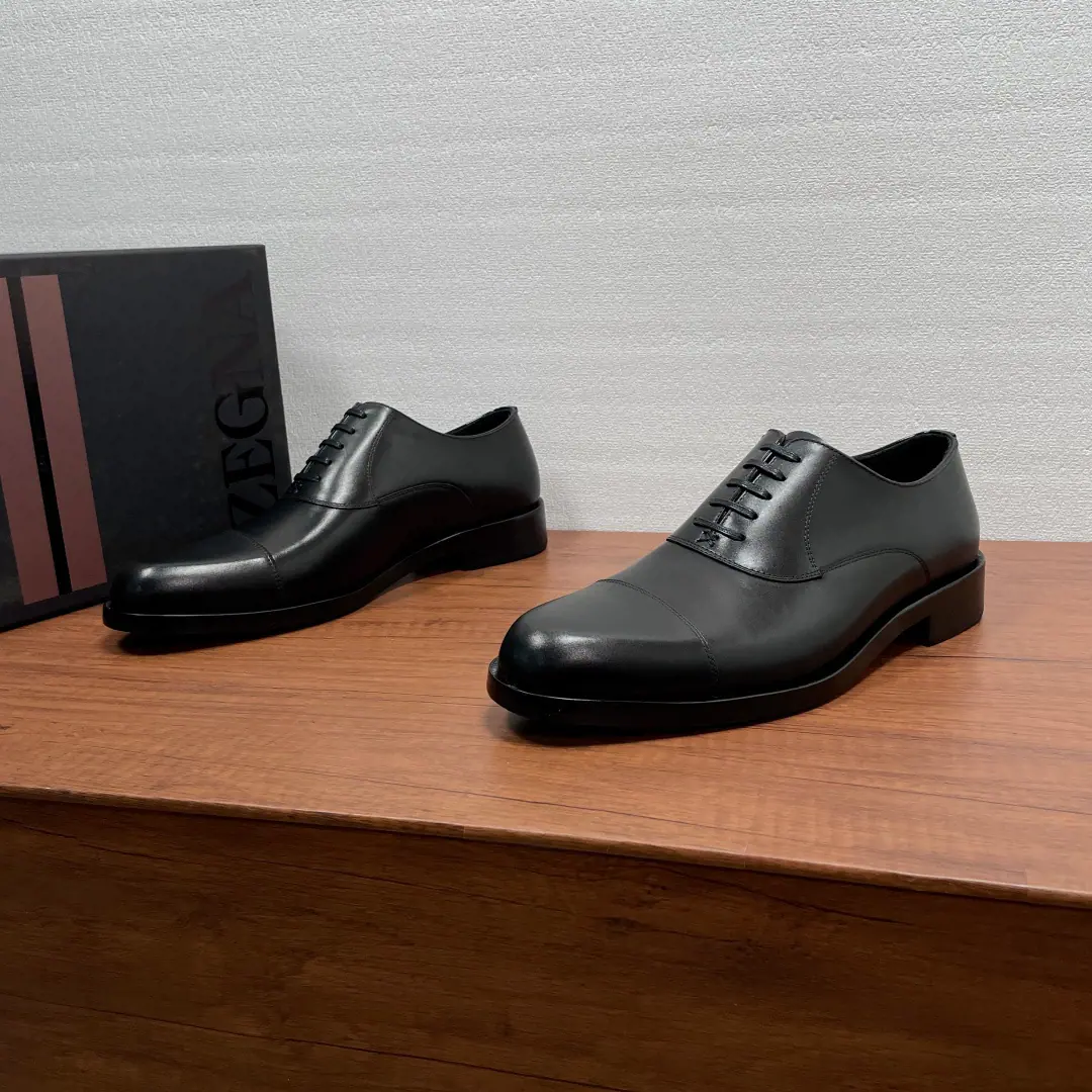 Zegna A man's new hand-coloured business shoes. This is a pair of shoes to pick out the skin and the face of the shoes., Hand-swipe process processing effects, Show the skin to the best of the skin., Simultaneous 2-side design, 5The poof-eyed Oxford shoe., Artificial Mark stitching, The details of the brand and the spiritual transmission are displayed everywhere.. The rubber negatives are embedded at the back and back of the skin., It's a great slide-proof thing., Semi-steak cooling process, It's not gonna get out of there., All the cattle and skin inside., Skins and feet of the bull., The type of pesky atmosphere, Access to all kinds of places, A mature man with a single item！Full package！ Codes: 39-40-41-42-43-44（38/45I'll make sure it's not changed.） Standard leather shoe size The cargo.: XY Black cow skin.