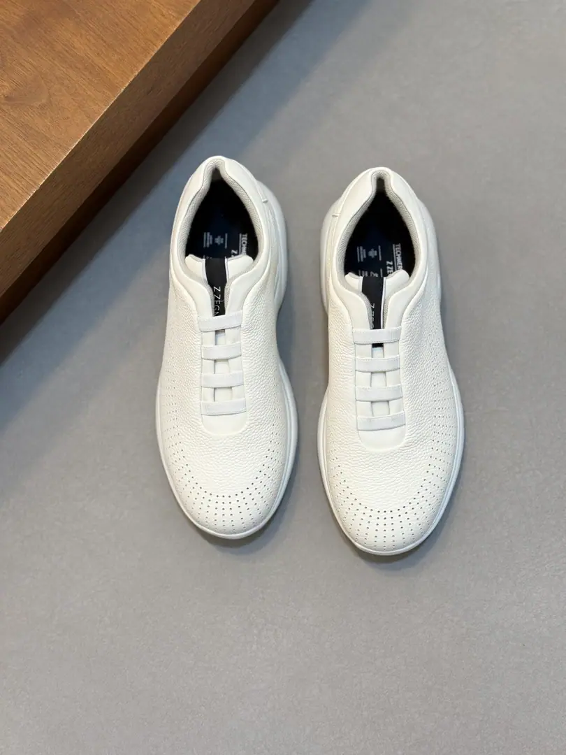 ZEGNA/Jenya. A man's new leather and leisure shoes. The most important product is the production of a very good work product., Shoes are made of soft sheep leather and leather., A hundred-packed, low-banded foot-set., Details of the front-line taped, ♪ Shoe tongues on thelogoLogo, Fashion flow. Light-blow rubber, large base., In the fabric, you're putting feet on the inside., The upper foot is very light., Slide-proof, It's a very strong ground grab.！It's for daily wear., I'm going out on foot.！All set., Attach dustproof bags！ Codes: 39-40-41-42-43-44 Standard leather shoe size（45But you're not going to support the retreat.）