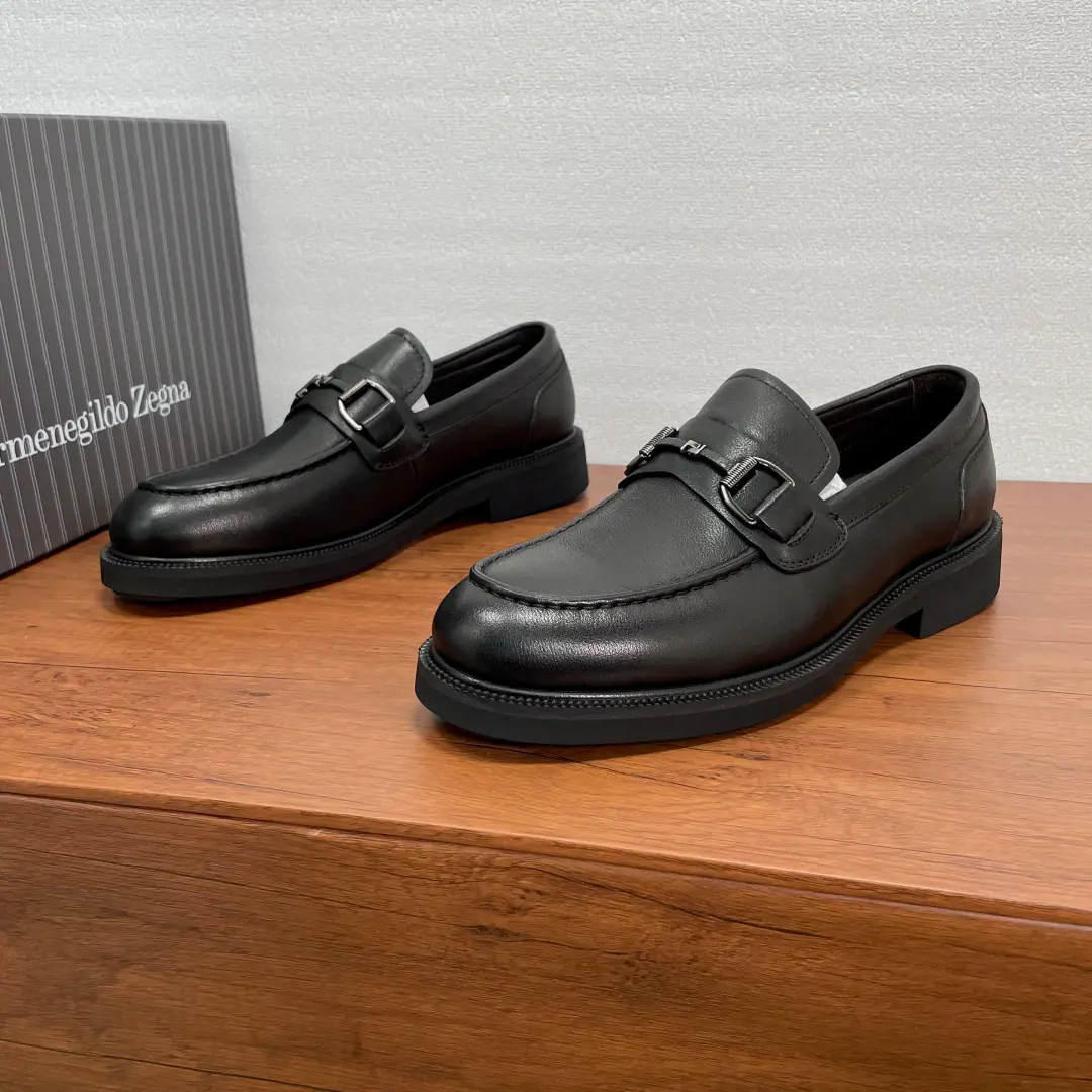 Zegna/Jenya. A man's new leather and lyric shoes. The best.！The LeFoo shoes are made of soft little cow skins., Italian quintessentiality., Reconstructing classic shoes., Standard Leafle Shoes, Shoes are round., The front beads are metal-buttoned., Hand-made Mark sewn wires., - I'm doing a little work., Lines are simple and easy., It's a modern style.. The rubber is a smooth-forward base with a real leather., The whole cow's skin is in the ground., The upper foot is comfortable and well-styled., Full packaged dustproof bags！ Size: 39-40-41-42-43-44 Standard leather shoe size. The cargo.: A2257X Black