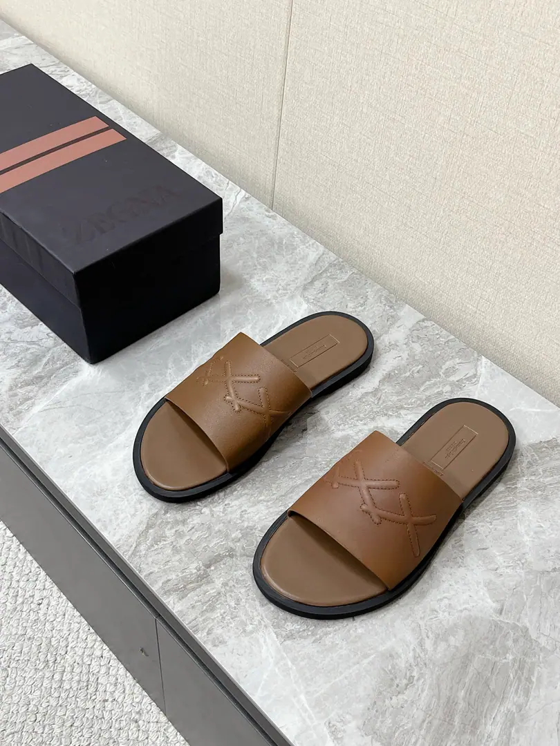 ZEGNAJanja Springs Eve's latest money is a little bit of a drag. A superstar, red grass. It belongs to the Genia Boys' Light, Exquisite, Summer Trawl Series. Relying on a sharp cut, Quality leather and hand-weaving processes reflect branding, Cheyenne's low-profile luxuries. ClassicXType-crossing belt design Equally spread the weight on the back of the feet It's not easy to walk. Shoes head is a rounded micro-form. I'm not gonna be a bad guy., Meat and feet., No squeeze. I'll import a cow's skin on my shoe. Inner cattle. Original model rubber slider code number: 39-45