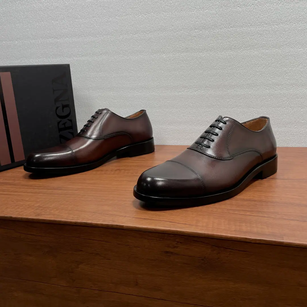 Zegna A man's new hand-coloured business shoes. This is a pair of shoes to pick out the skin and the face of the shoes., Hand-swipe process processing effects, Show the skin to the best of the skin., Simultaneous 2-side design, 5The poof-eyed Oxford shoe., Artificial Mark stitching, The details of the brand and the spiritual transmission are displayed everywhere.. The rubber negatives are embedded at the back and back of the skin., It's a great slide-proof thing., Semi-steak cooling process, It's not gonna get out of there., All the cattle and skin inside., Skins and feet of the bull., The type of pesky atmosphere, Access to all kinds of places, A mature man with a single item！Full package！ Codes: 39-40-41-42-43-44（38/45I'll make sure it's not changed.） Standard leather shoe size The cargo.: XY Curry cow skin.