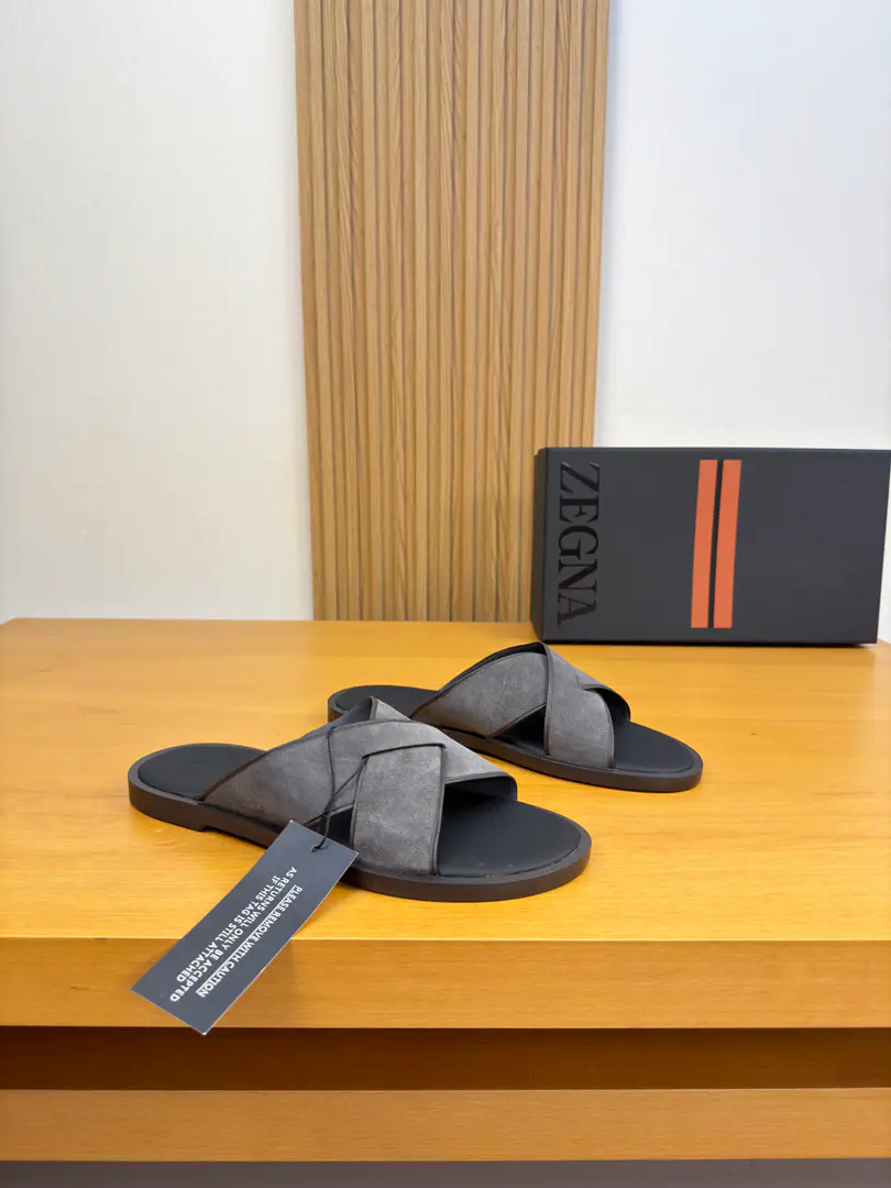 【Zegna】Jenya. High-end quality Original List·- Rhythm slippers. Shoe.: Imports🔝Anti-feathers. Uchi.: Water-tied cow skin. Otsumi!: It's so light.TPRRubber·Real water table.: Combination to the base Super-high-quality control.·- I'm doing a little work.: Highlight(High-end·- How expensive.·Slot) Size: 39-44（38, 45, 46, Make a reservation.)·Z0156