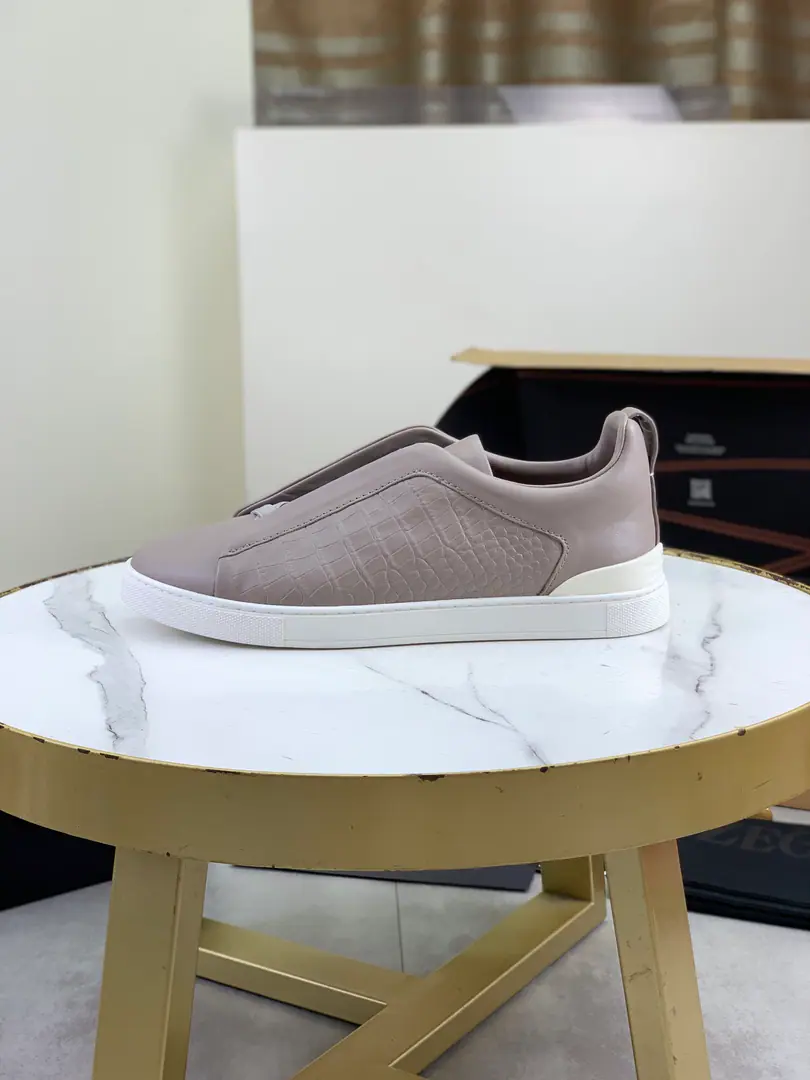 Plant prices Ermenegildo Zegna Jenya. ZEGNA XXXSeries canvas TRIPLE STITCH Waterproof sports shoes Triple Stitch It's a fine recreational shoe., The three-fold trio of the label is loose., The inspiration is a triple hand sewn thread., It's a long tradition of Jenya.. A new canvas. A different style., It's symbolic.XXXThe color of the comb is tight.. This one's wearing sneakers. It's comfortable., A light rubber outside., There's a back heel. Ermenegildo Zegna XXX Identification Details, Explain brand classics. Details:Footback MarkingXXXCross it tight., New waterproof canvas., The collar is covered with double-bulleted cotton in the cary skin., In a microfibre liner.. The car's got a condom, the way it's done., ♪ Easy to wear uncoatted feet and loose tights ♪ 3D“Boar”Design. Name of shoe and tongue decoration. I'm gonna take a little bit of a shot at the rubber-floped sole., Back up and stickers. TPU XXX Arranger, Shoes are empty., The circle and the car's sewn up.. Italian manufacture Daning Blue./Chestnut./Rope, Six color in. 39/40/41/42/43/44（46, 45Make a reservation.）Standard leather shoe size. Box packing, Take the bag with the shoe.