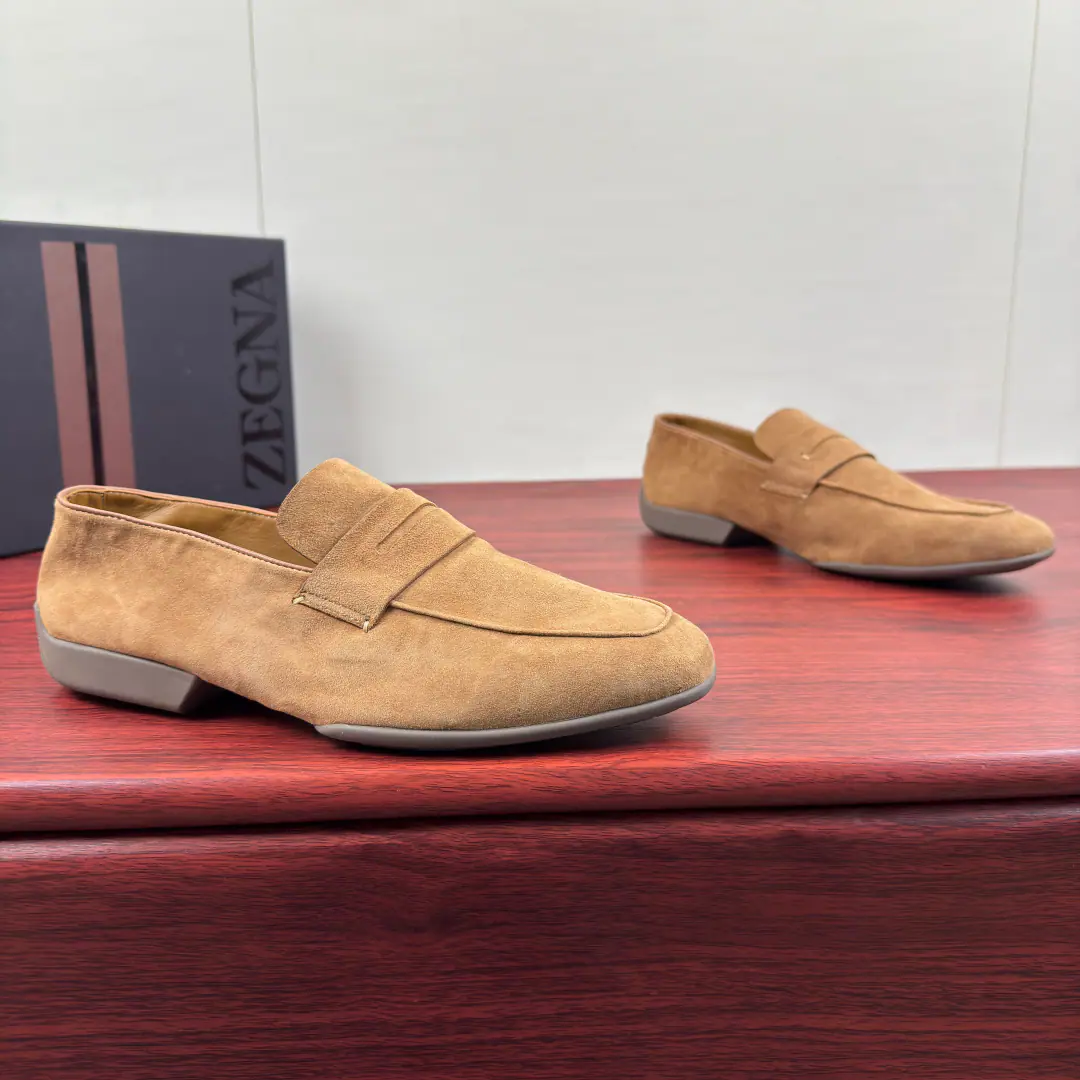 Zegna Jenya. A man's new money.MocassinLeFlell Shoes. Leather and leisure shoes.！ This sectionMocassin LeFoo shoes represent the evolution of the Italian craftsmanship.--Born in Italy., Re-evolve with contemporary techniques, It's from tradition., Born for process., Infusing the spirit of Italian aesthetics into every detail.. Selection of quality light leather, In the skin of a delicate, comfortable bovine., You can put your foot on a strap., The staircase of the shoe., No stockings., It's a sign of the kind of elegant Italian way of life that is not laborious.！All-packed leather-made baggy shoes., Invisible sewn off the shoe face and thick sews the rubber patch on the soles of the shoe., Classic., And it's so cozy., Full package, It's highly recommended.！ Size: 39-40-41-42-43-44Skins size.（Customable38.45.46） The cargo.: 260427 Brown.
