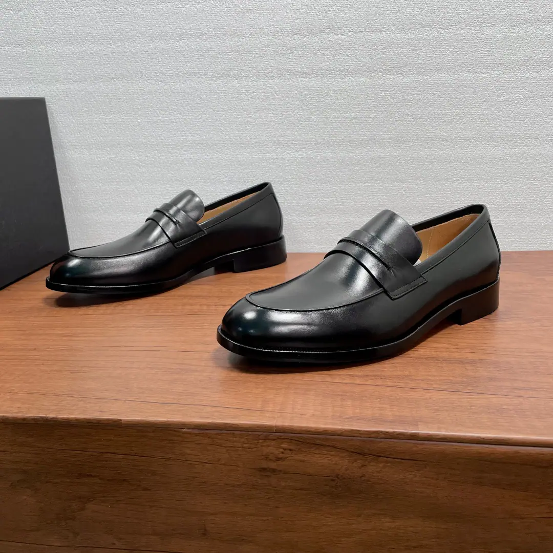 Zegna Gentlemen.Mocassin CorsoLeFlell Shoes. This LeFoo shoe is made from imported cow skin and open cow leather., Classic Ecliptic Shoes Outline, Positive scalding logo“ Road branding​”Hand sewn across the belt., The rubber is a combination of the skin., Semi-solid peculiarity, Slipperproof grinding., It's not gonna get out of there., With a little cow in the skin., The tattoos are velvet, and the oxen and feet are on., The upper feet are soft and comfortable., Simple and atmosphere-like. Full packaged dustproof bags！ Codes: 39-40-41-42-43-44Standard leather shoe size（38/45/46I'll make sure I don't change it.） The cargo.: 5209ZLeFlell Shoes. Black cow skin.