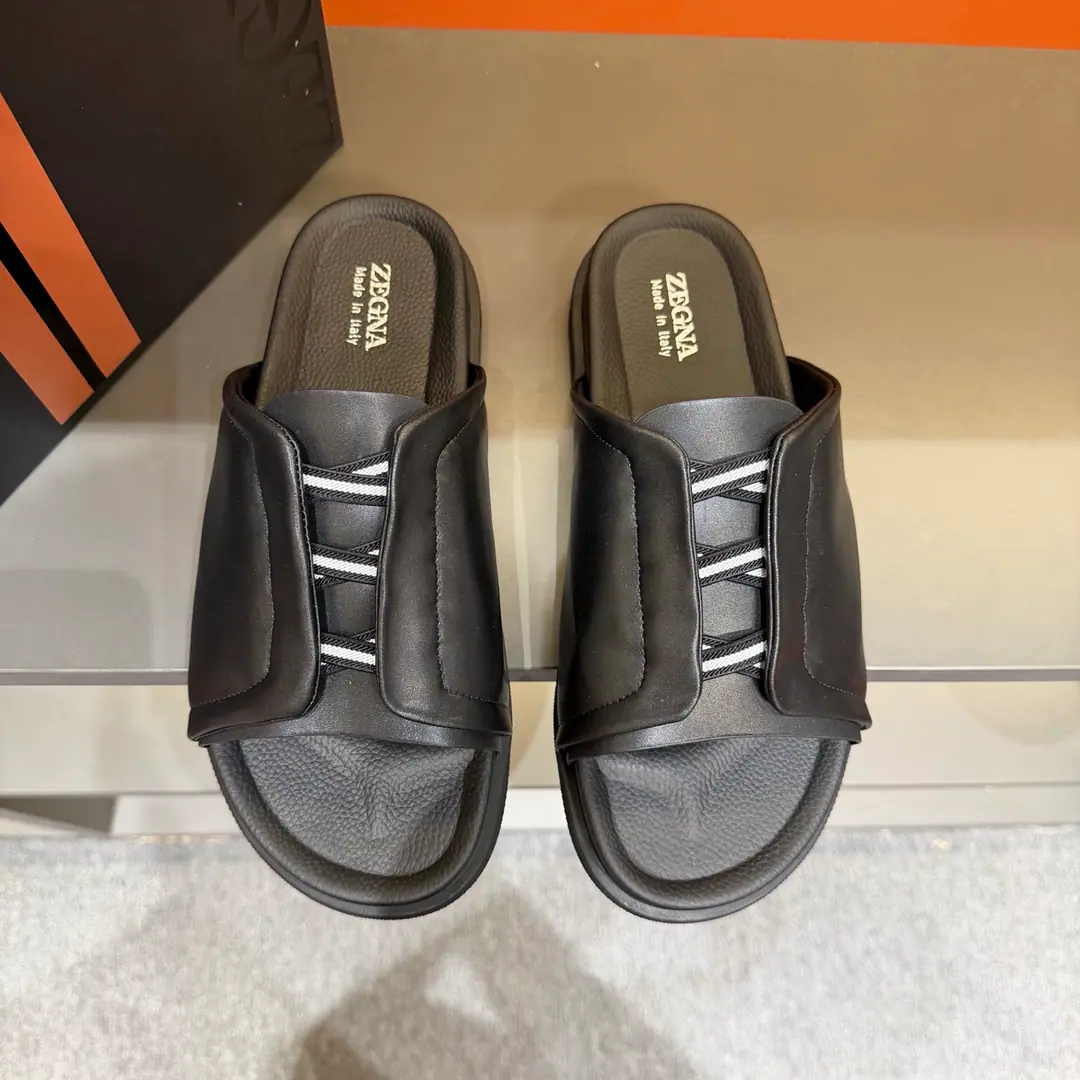 ZEGNAJenya. Latest Men's leisure. Shoes. Shoes. Acupuncture shoes., - Slippers bed., The shoe bed is a double-pack with a calf skin., The shoes are on the sidewalk to see the Jenya logo., - I'm wearing a pair of shoes., And they can be captured while they're out there., It's easy to wear.. The foot is very proficient. Send a cabinet for fine packaging Codes38-46