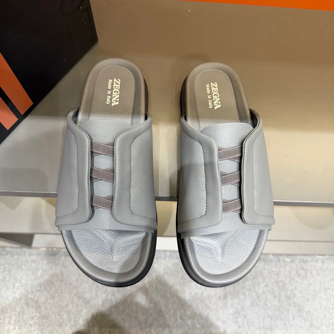 ZEGNAJenya. Latest Men's leisure. Shoes. Shoes. Acupuncture shoes., - Slippers bed., The shoe bed is a double-pack with a calf skin., The shoes are on the sidewalk to see the Jenya logo., - I'm wearing a pair of shoes., And they can be captured while they're out there., It's easy to wear.. The foot is very proficient. Send a cabinet for fine packaging Codes38-46