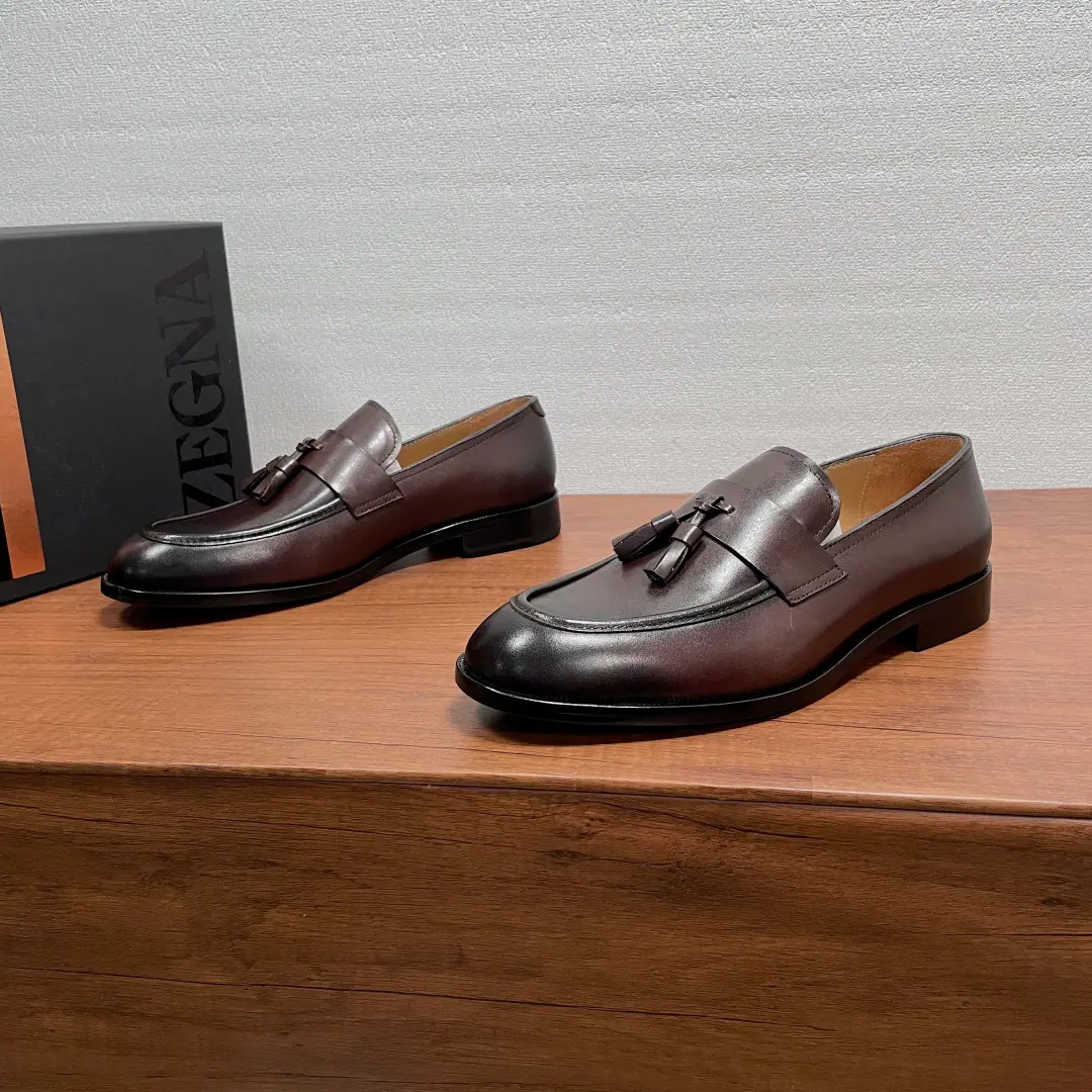 Zegna A man's new Soulaf. This LeFoo shoe uses imported calf skin./Open the cow leather./Furry-faced cow leather., Classic Ecliptic Shoes Outline, A front-end pixie leather strip and a flow-button., The rubber is a combination of the skin., Semi-solid peculiarity, Slipperproof grinding., It's not gonna get out of there., With a little cow in the skin., The tattoos are velvet, and the oxen and feet are on., The upper feet are soft and comfortable., Simple and atmosphere-like. Full packaged dustproof bags！ Codes: 39-40-41-42-43-44Standard leather shoe size（38/45/46I'll make sure I don't change it.） The cargo.: 5022ZLeFlell Shoes. Curry cow skin.